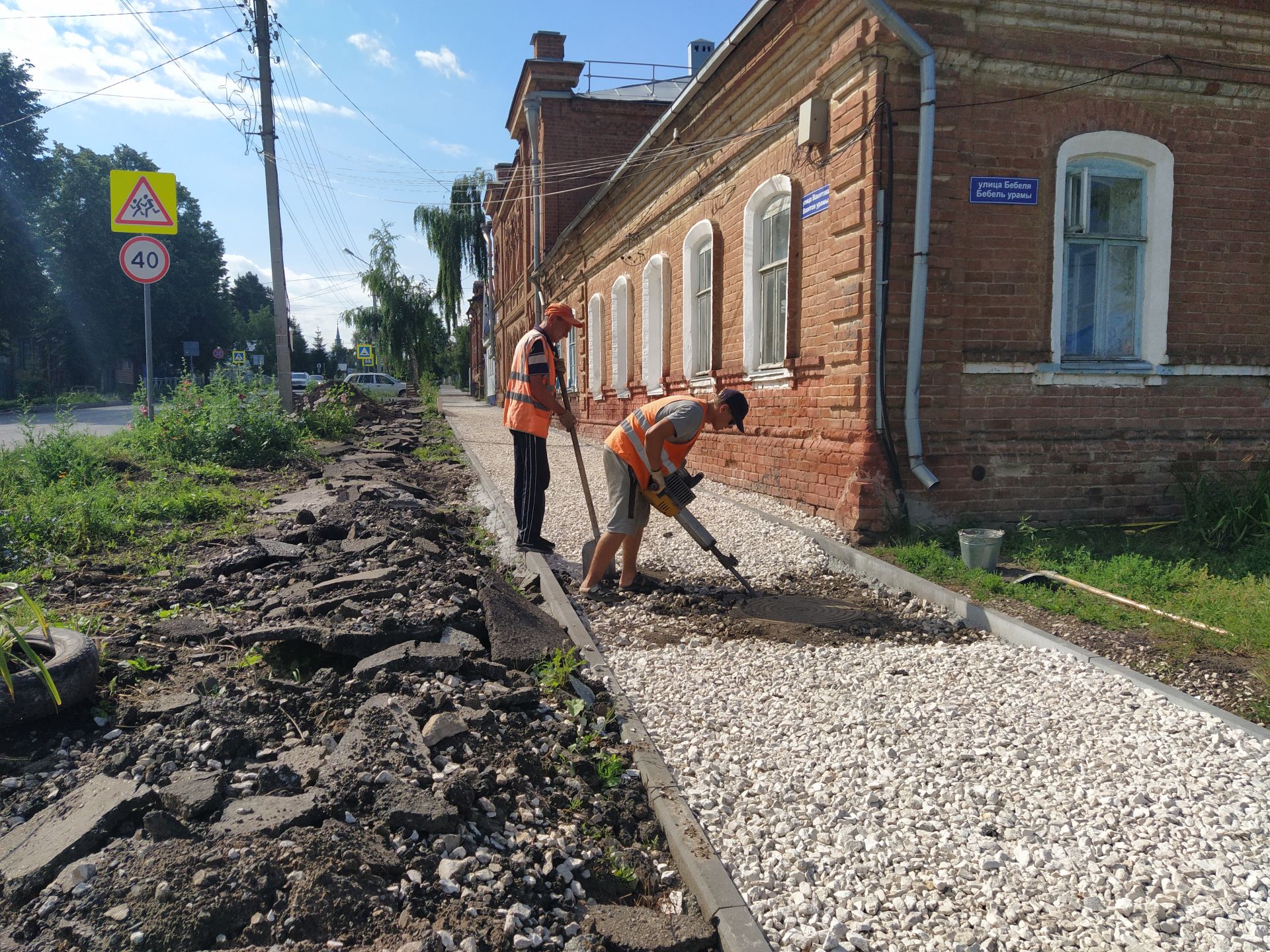 В Чистополе будет отремонтировано более 15 тысяч квадратных метров тротуаров (ФОТОРЕПОРТАЖ)