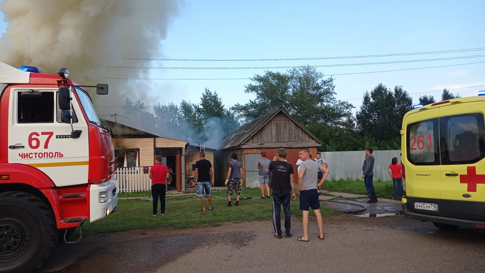 В Чистополе на улице Крупской горит частный дом