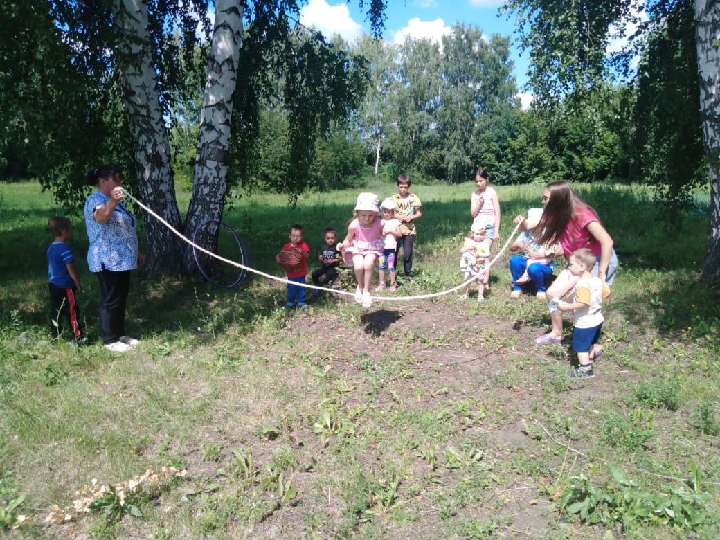 Некогда скучать: мальчишки и девчонки чистопольского села активно участвовали в игровой программе