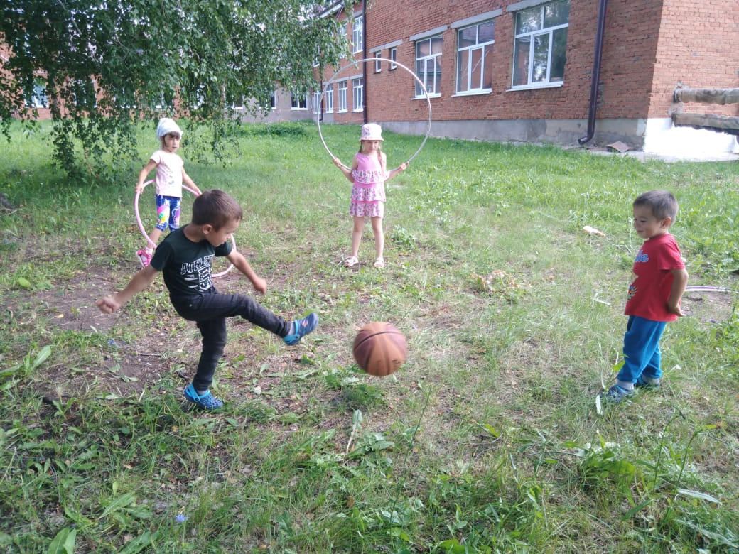 Некогда скучать: мальчишки и девчонки чистопольского села активно участвовали в игровой программе