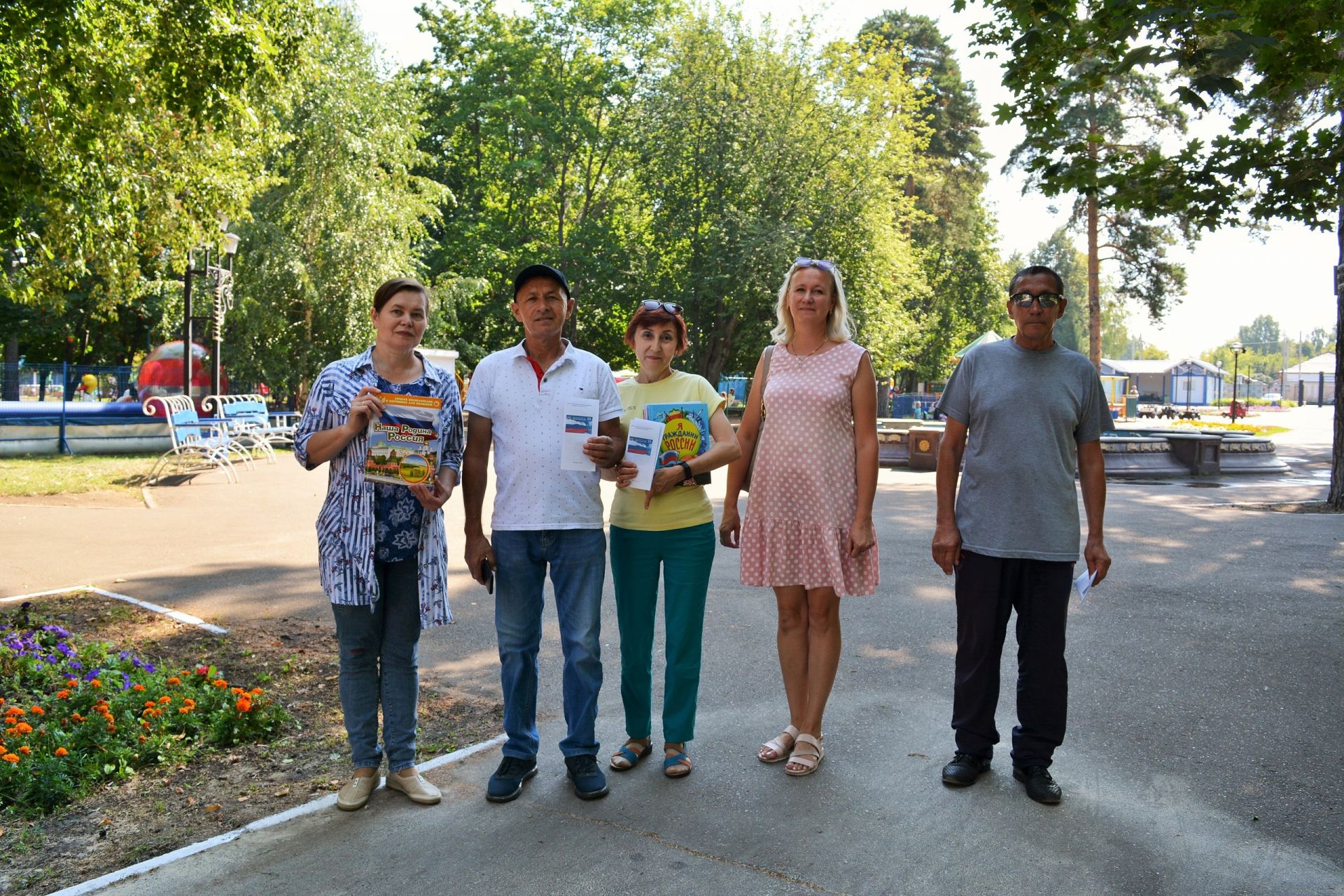 Сотрудники чистопольской библиотеки провели акцию «День государственного флага России»