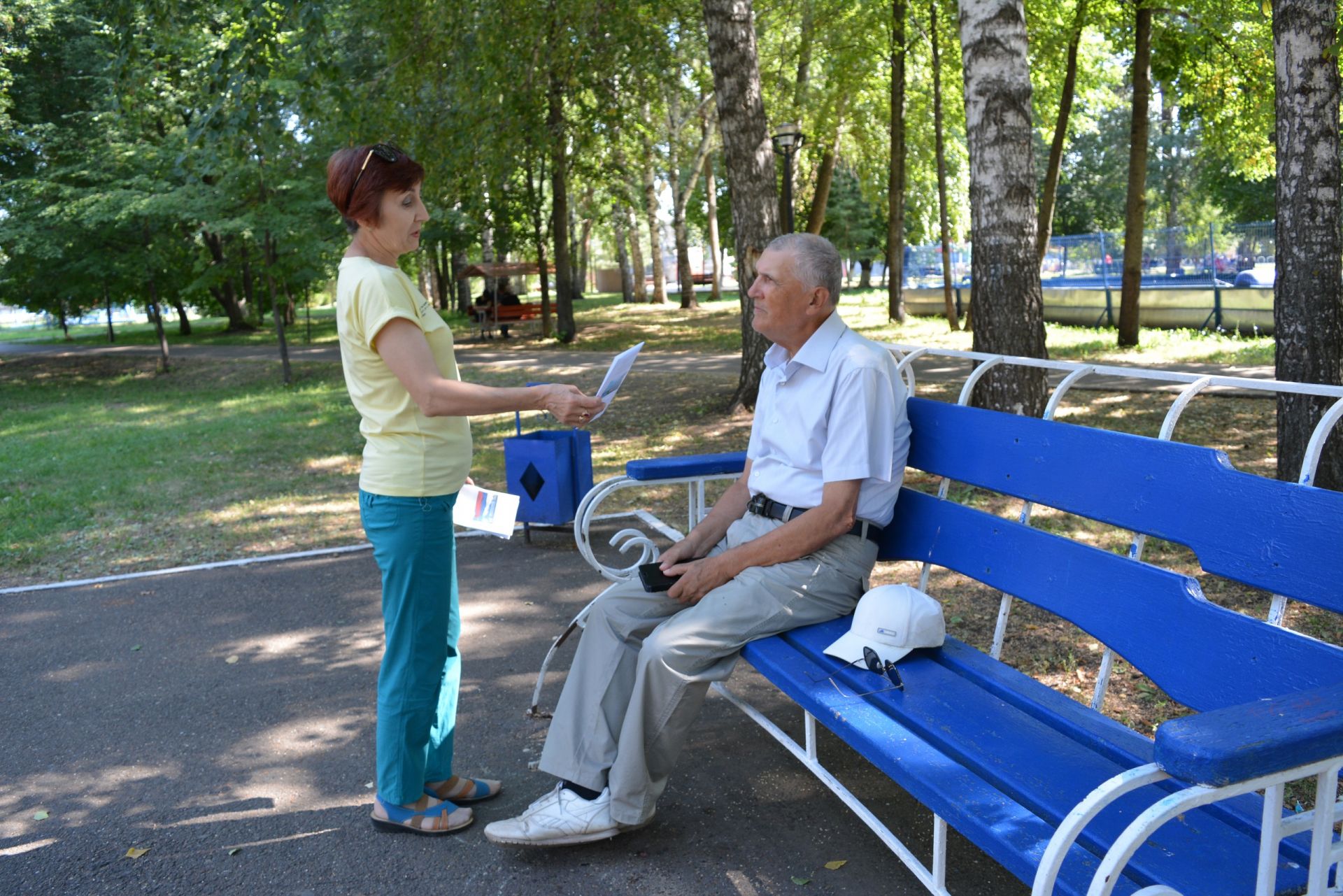 Сотрудники чистопольской библиотеки провели акцию «День государственного флага России»