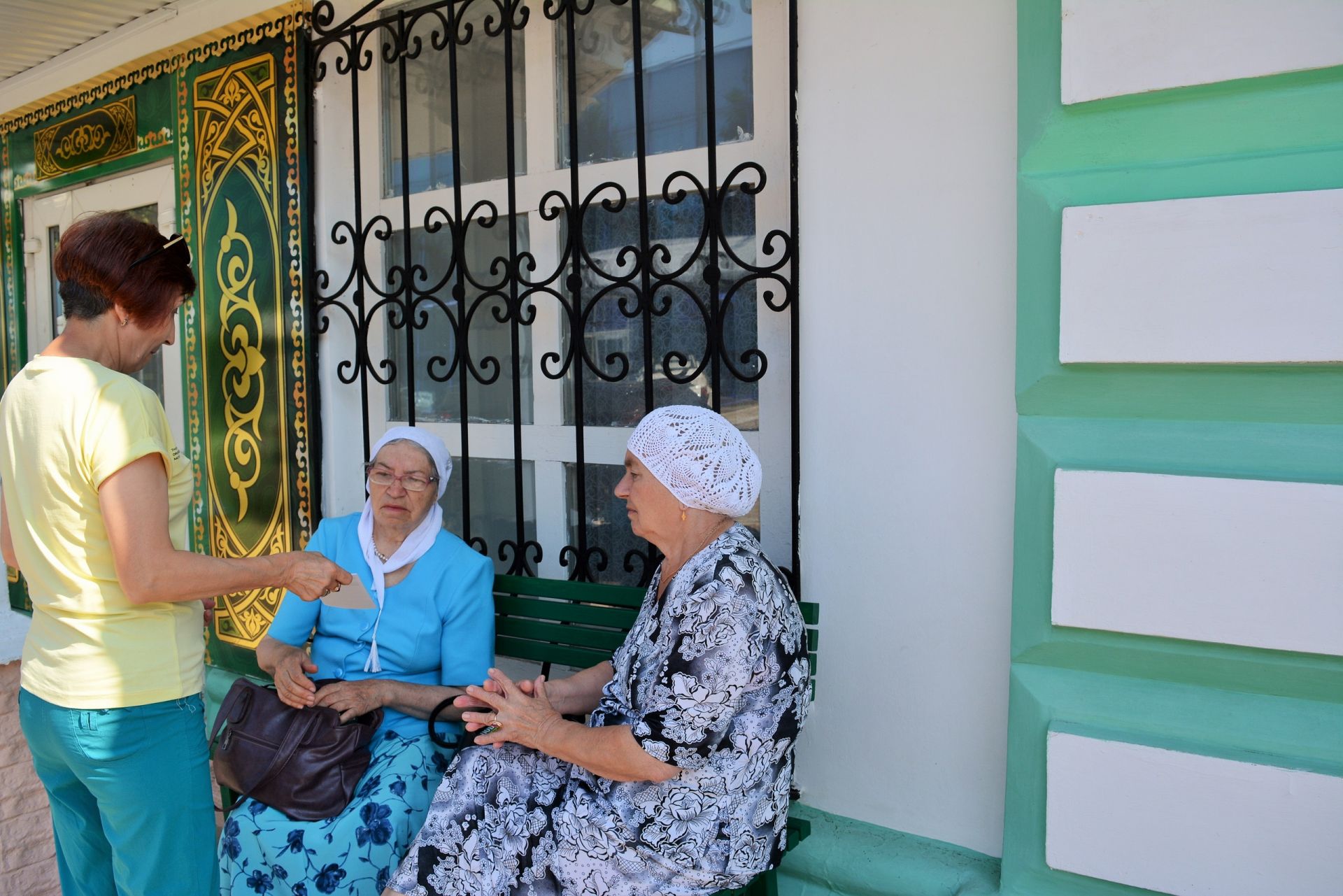 Сотрудники чистопольской библиотеки провели акцию «День государственного флага России»