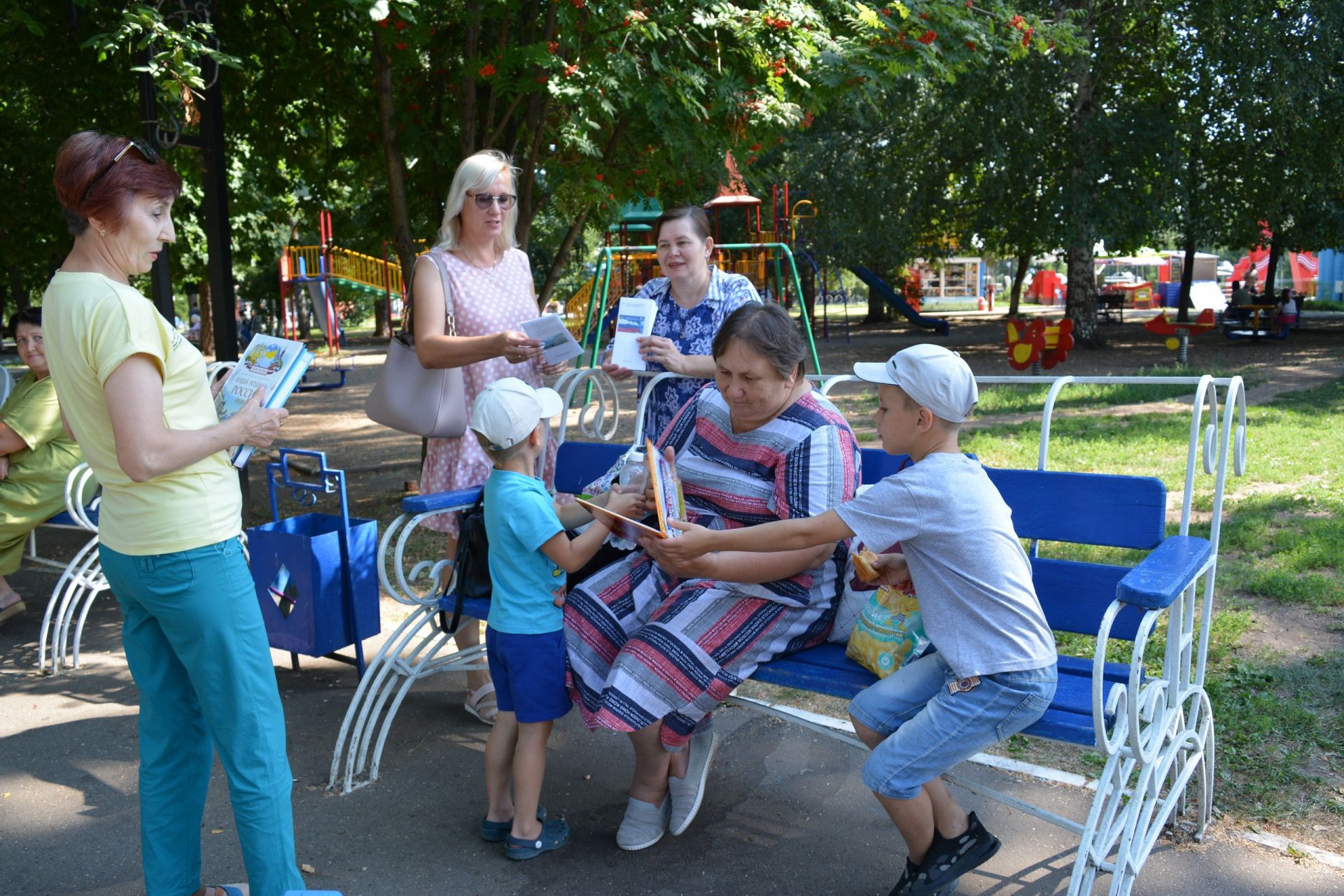 Сотрудники чистопольской библиотеки провели акцию «День государственного флага России»