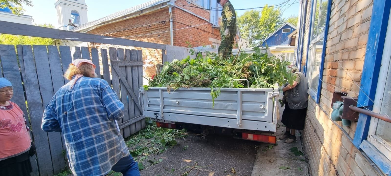 Верующие Чистопольского благочиния приняли участие в уборке кладбища