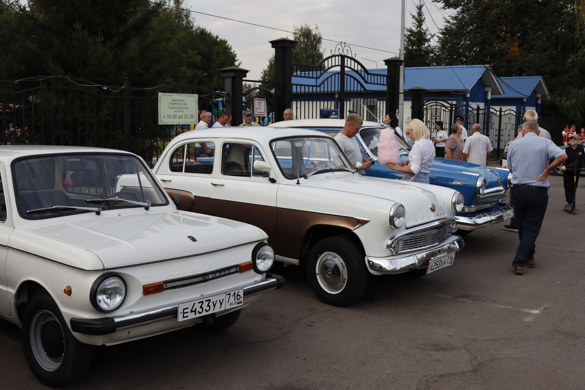 В День города чистопольцы посетили выставку ретро-автомобилей