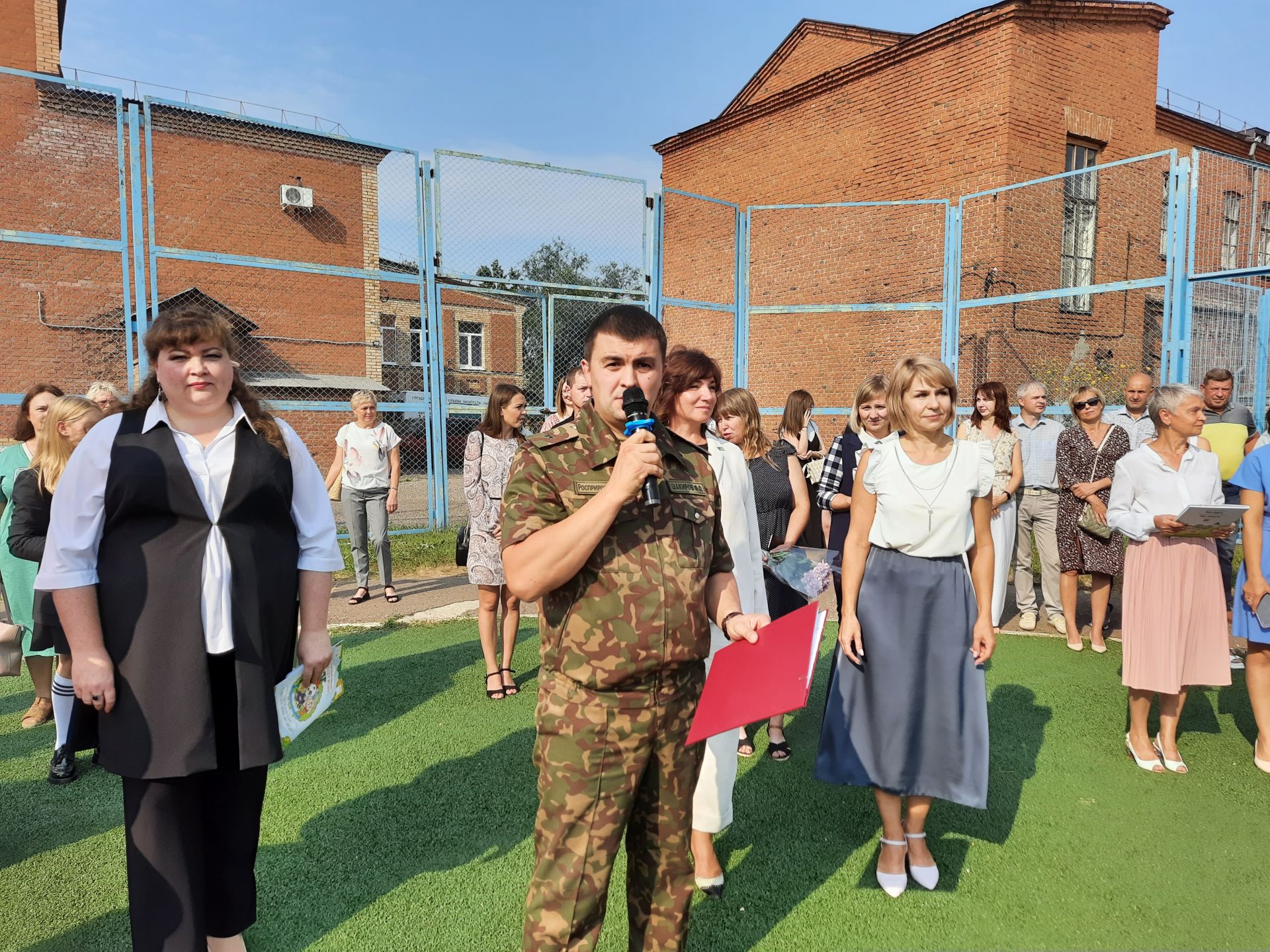 Для чистопольских первоклассников прозвенел первый звонок (Фоторепортаж)