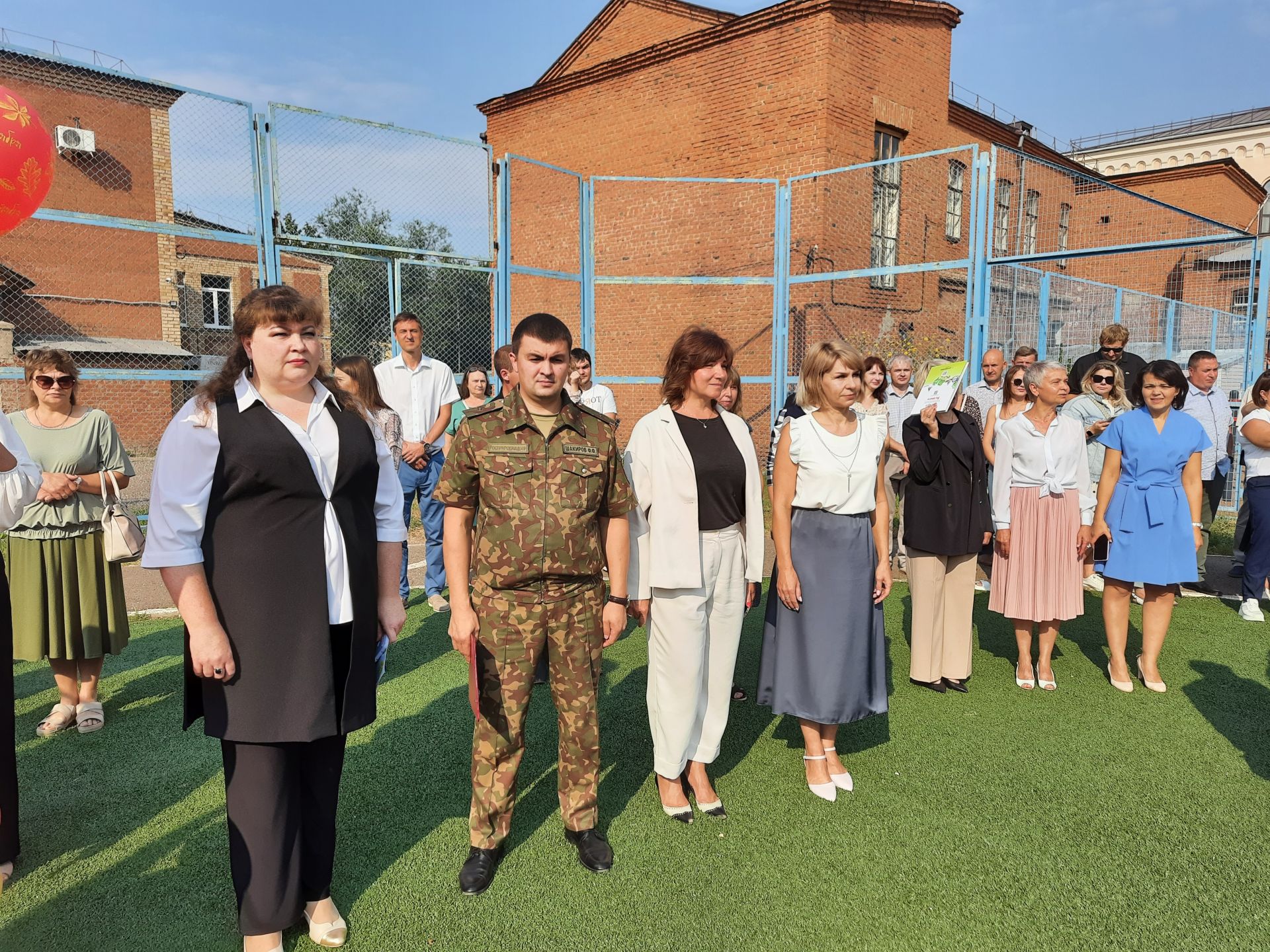 Для чистопольских первоклассников прозвенел первый звонок (Фоторепортаж)