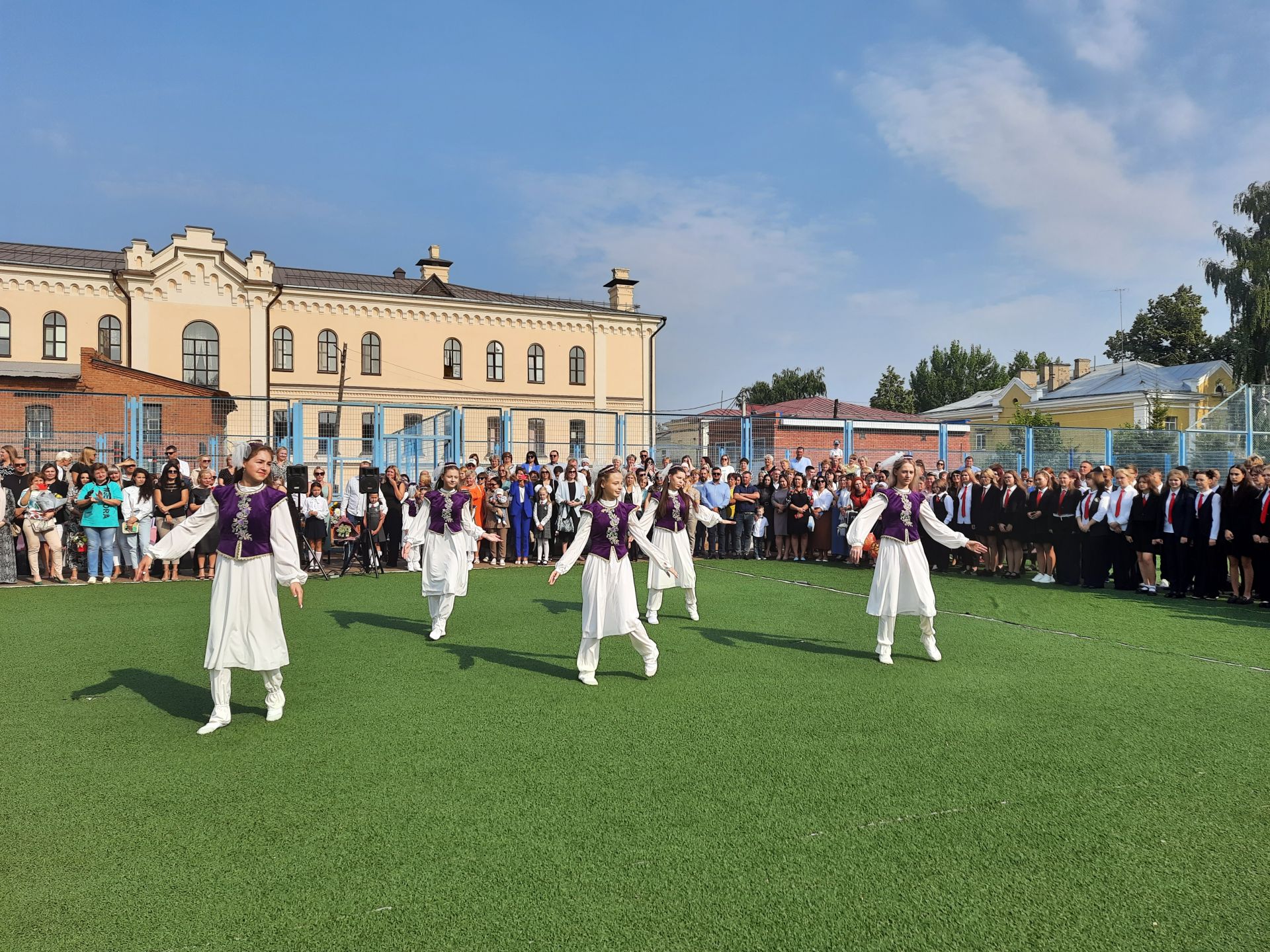 Для чистопольских первоклассников прозвенел первый звонок (Фоторепортаж)