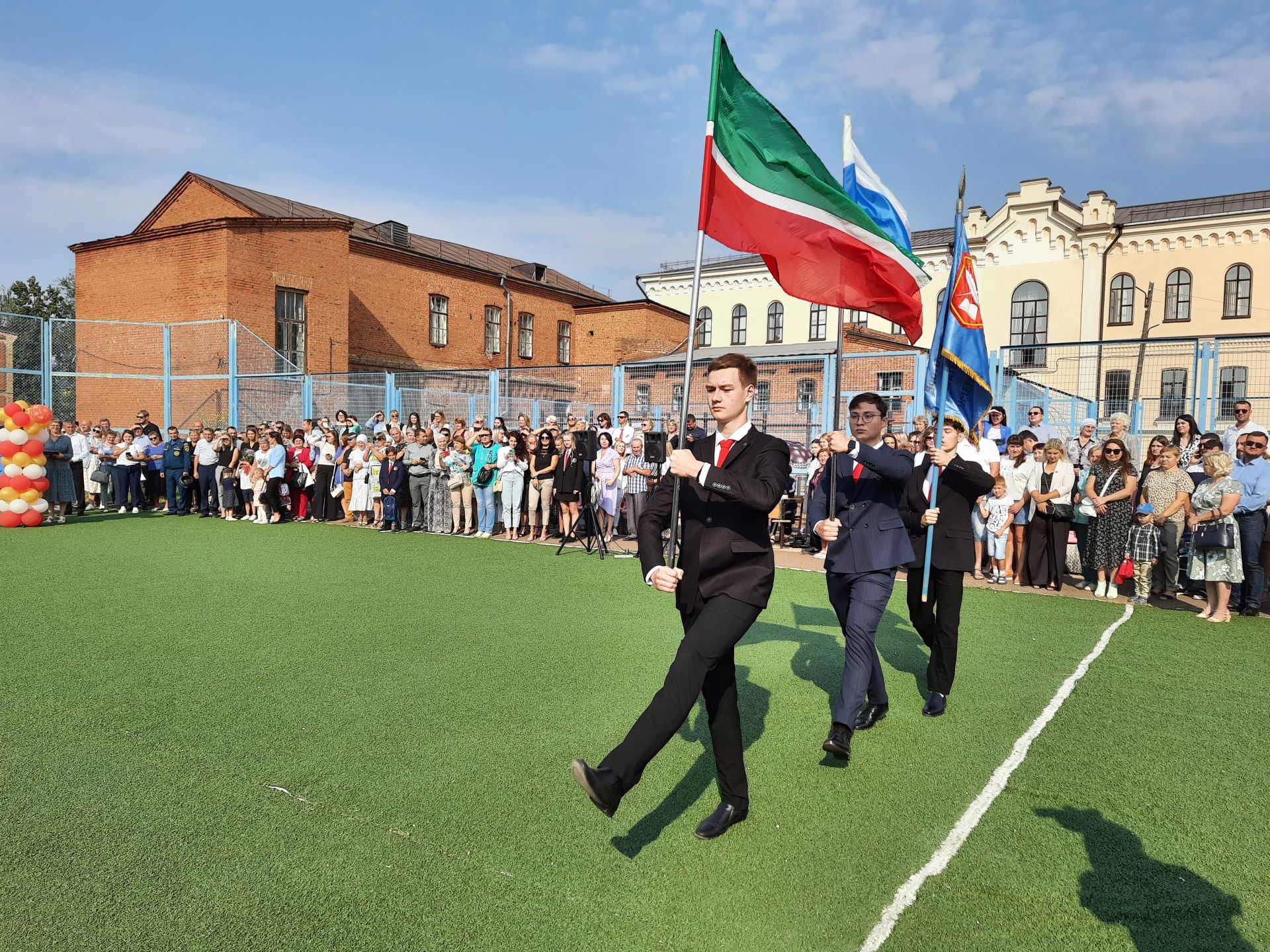 Для чистопольских первоклассников прозвенел первый звонок (Фоторепортаж)