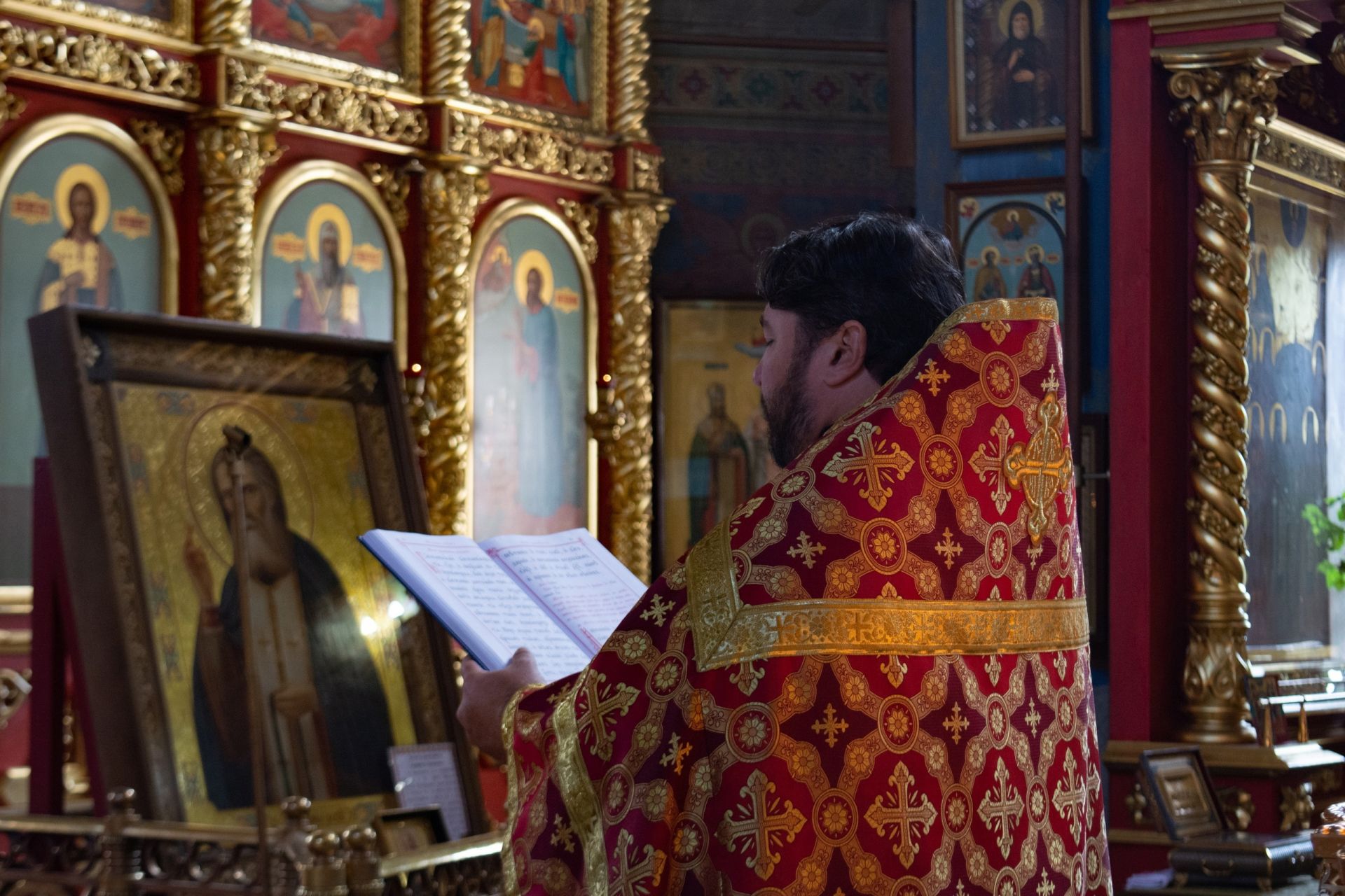 В чистопольских храмах прошли молебны о страждущих недугом винопития и наркомании