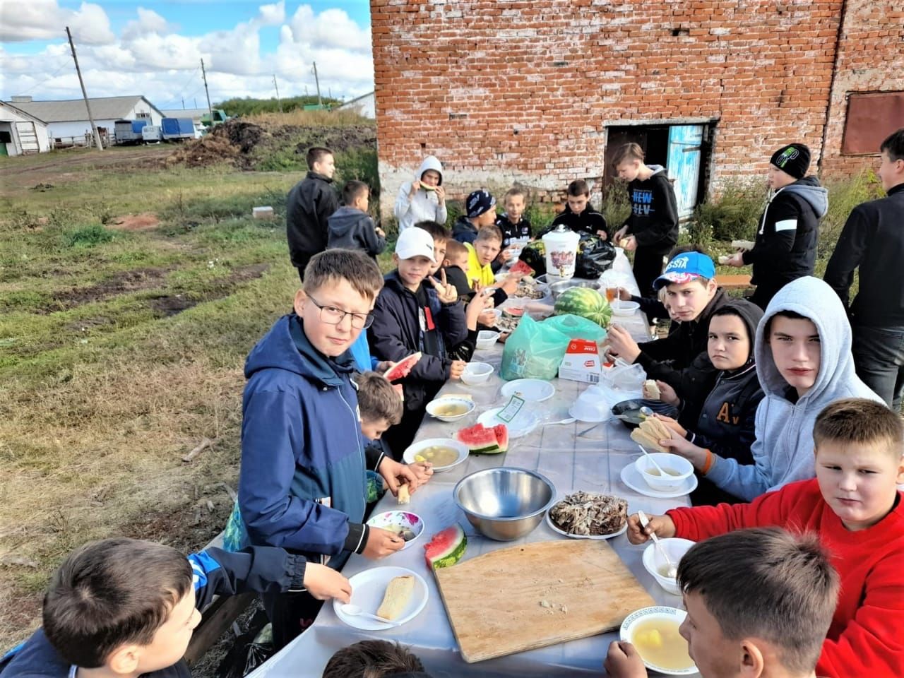 Увлекательную поездку организовали для юных чистопольских спортсменов их тренеры и родители