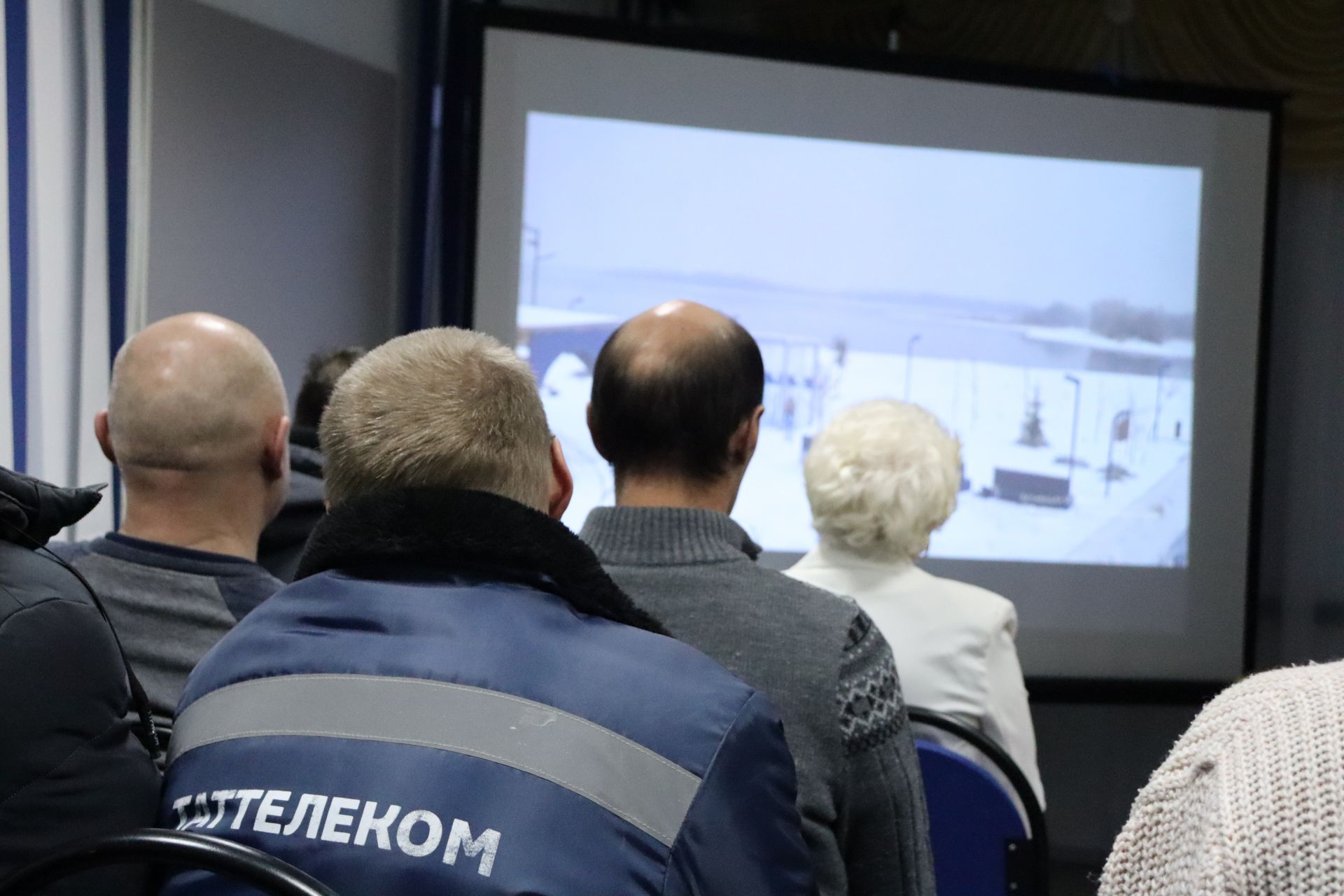 В ходе схода граждан руководитель райисполкома Эдуард Хасанов ответил на вопросы коллективов