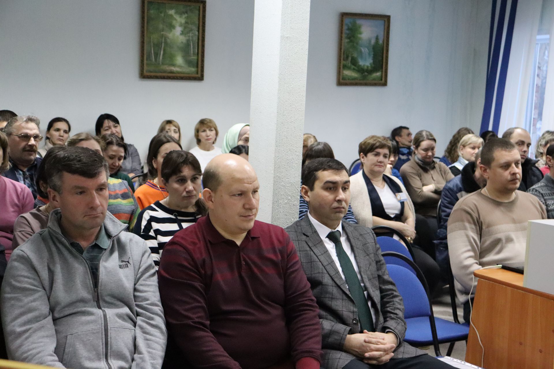 В ходе схода граждан руководитель райисполкома Эдуард Хасанов ответил на вопросы коллективов