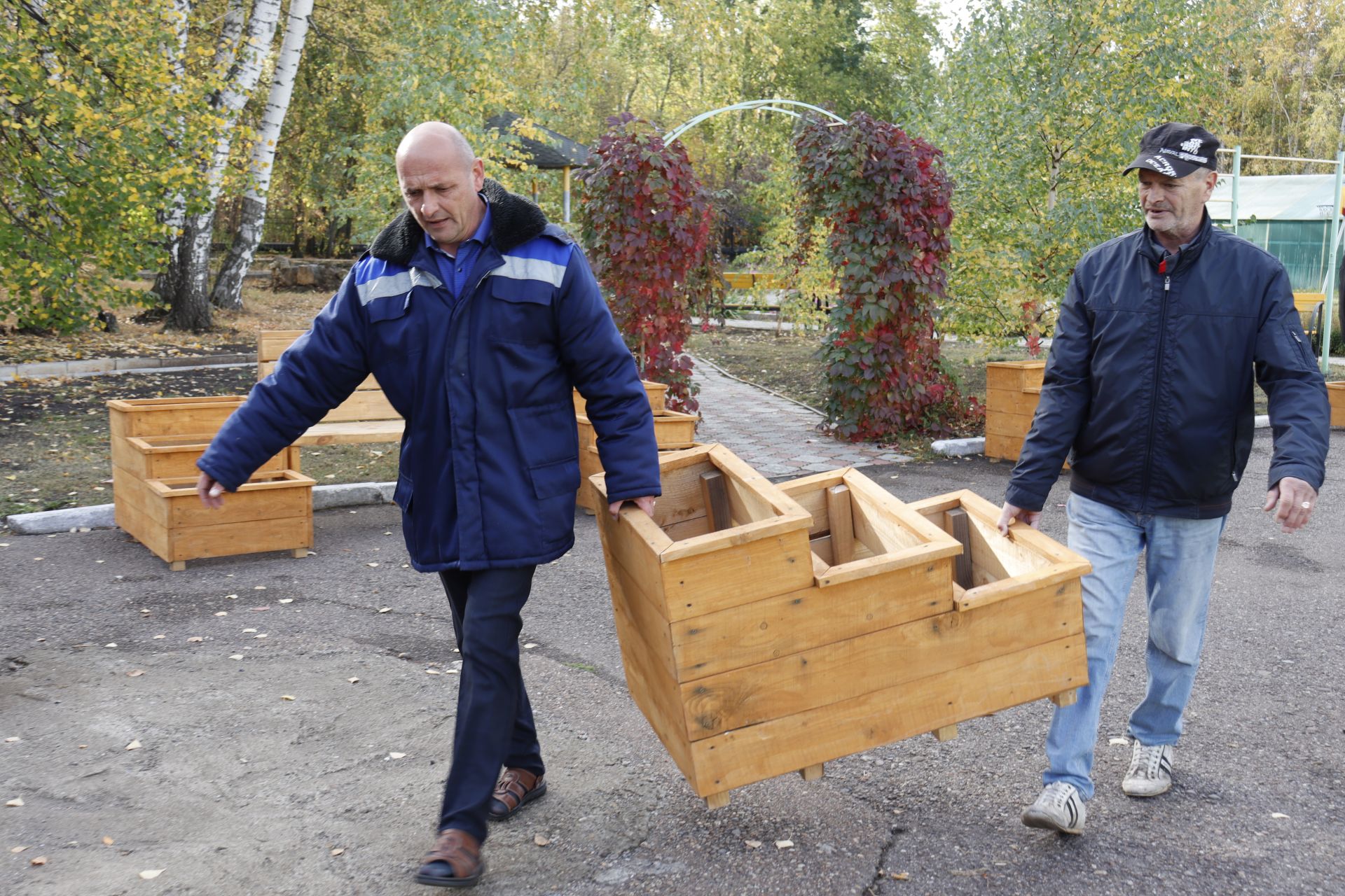 В Чистопольском доме престарелых установили новые скамейки и кашпо для цветов