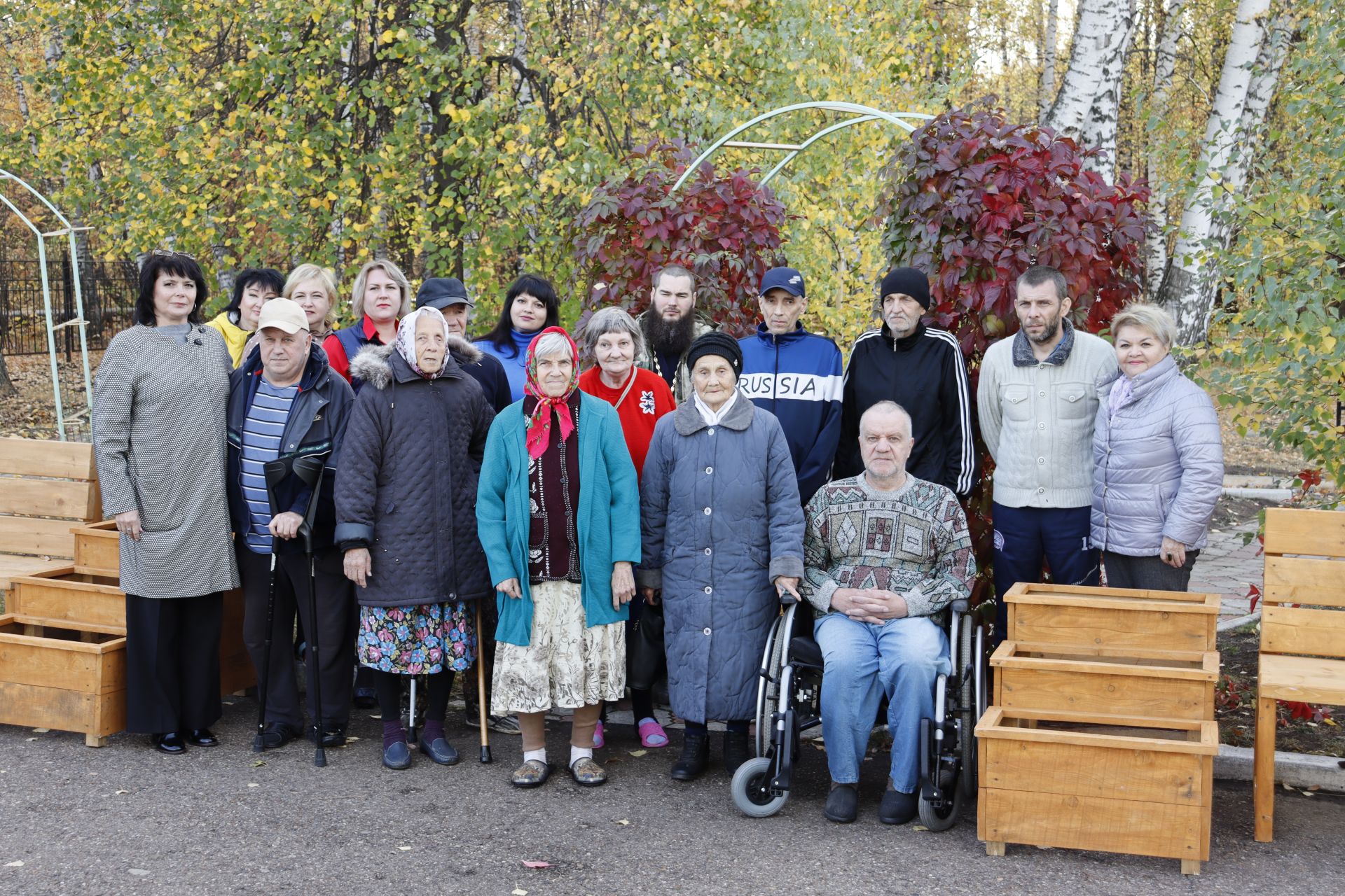 В Чистопольском доме престарелых установили новые скамейки и кашпо для цветов