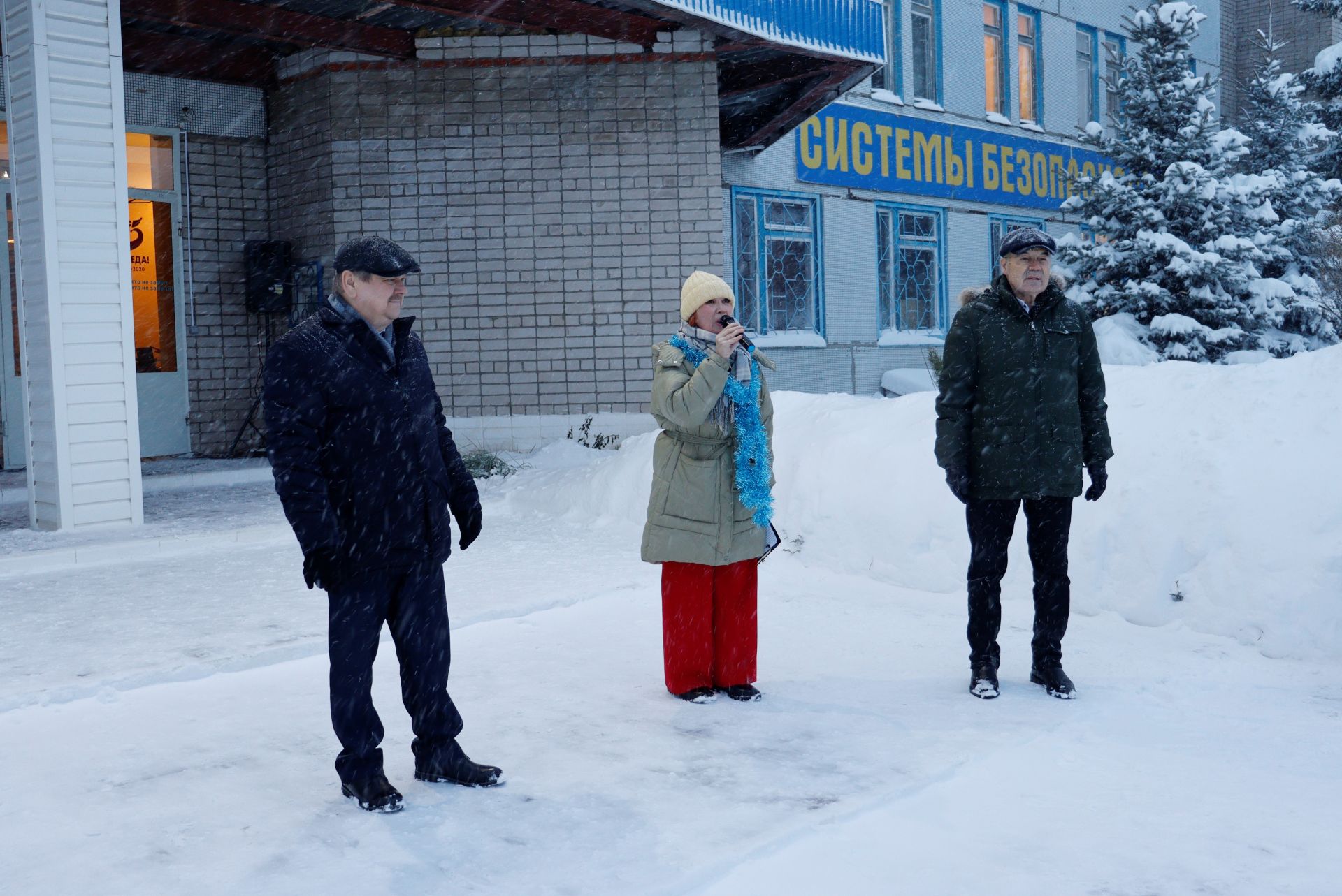 В Чистополе прошло торжественное открытие елки рядом с радиокомпанией «Вектор»