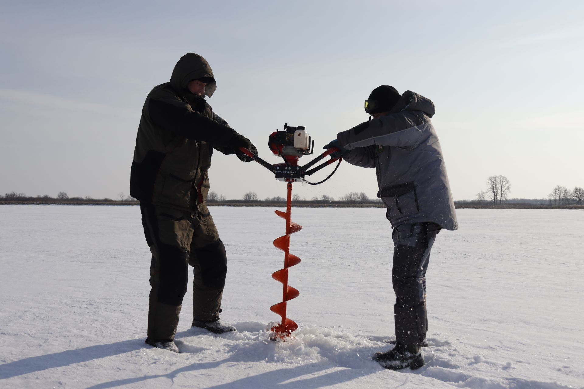 Чистопольцы пробурили около 200 лунок и насытили воду кислородом с помощью аэратора