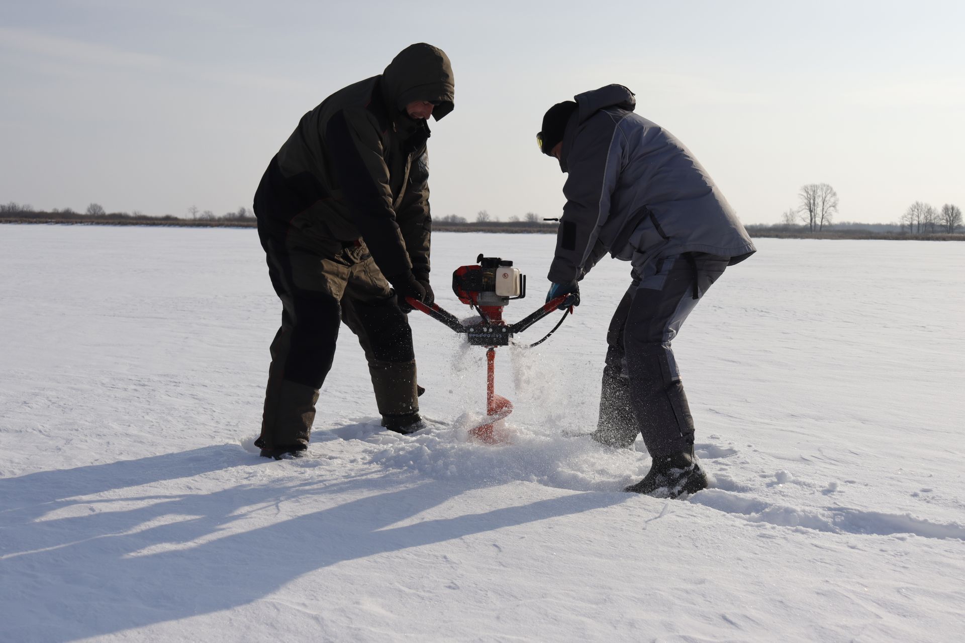 Чистопольцы пробурили около 200 лунок и насытили воду кислородом с помощью аэратора