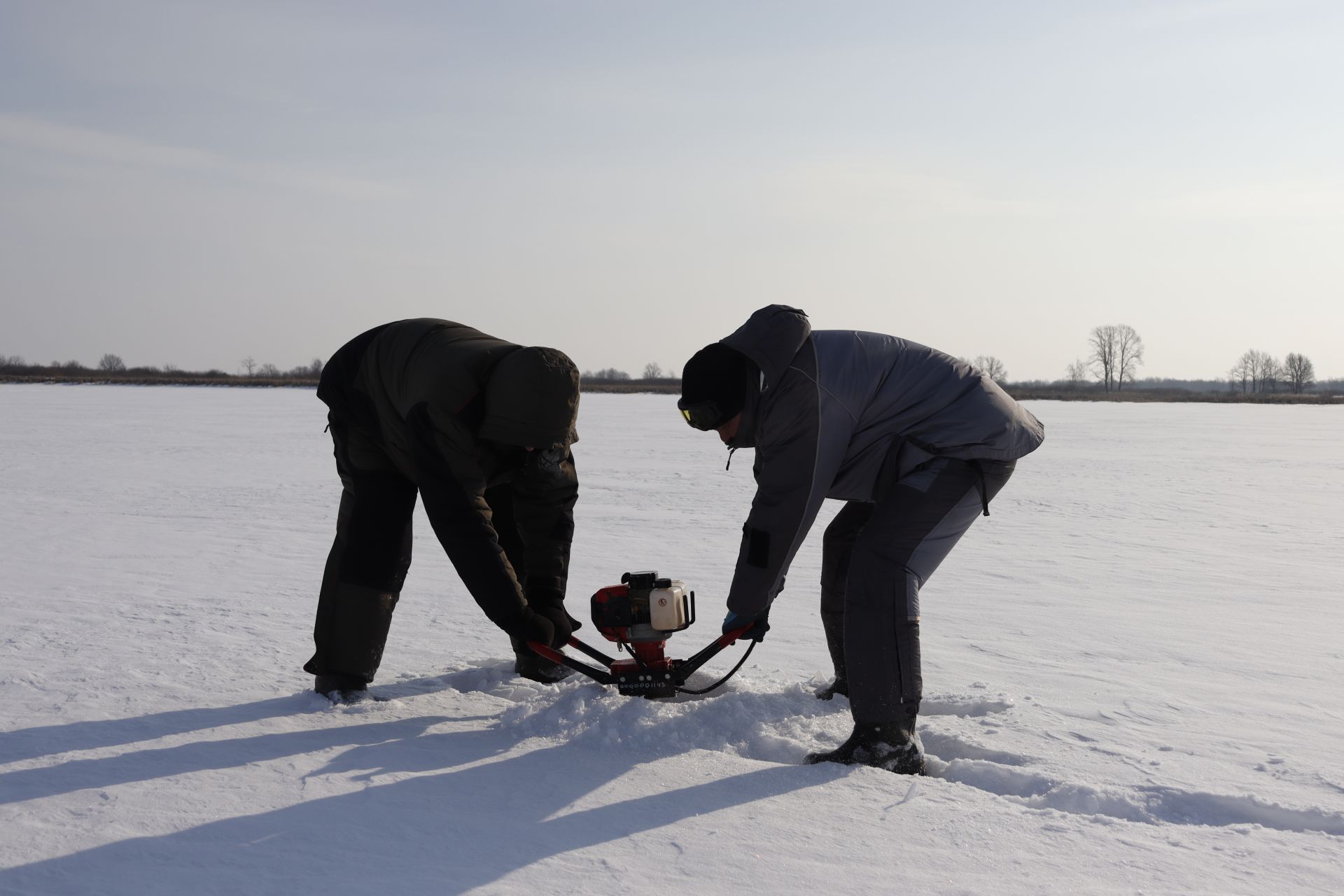 Чистопольцы пробурили около 200 лунок и насытили воду кислородом с помощью аэратора