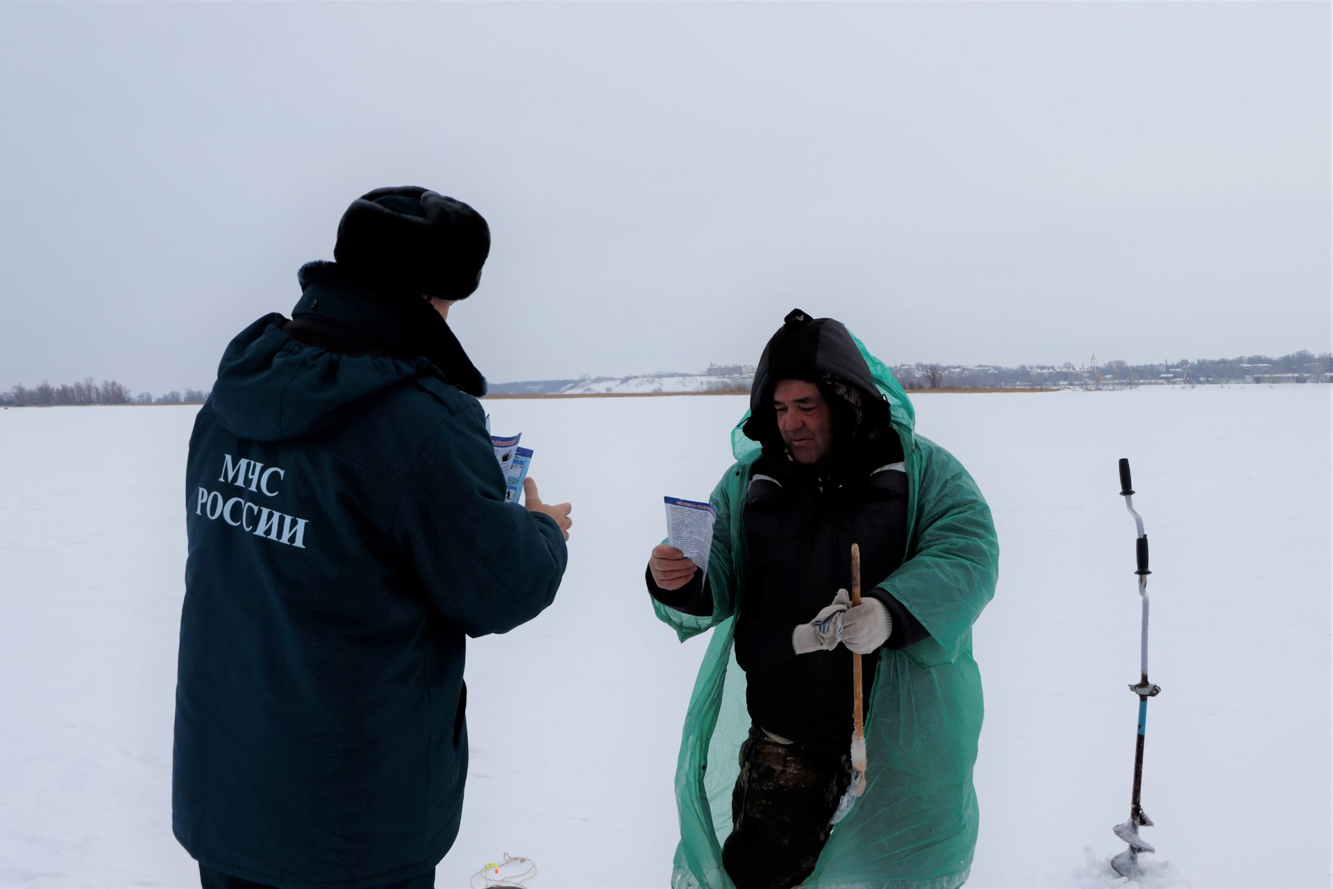 С чистопольскими рыбаками беседовали о правилах безопасности на льду