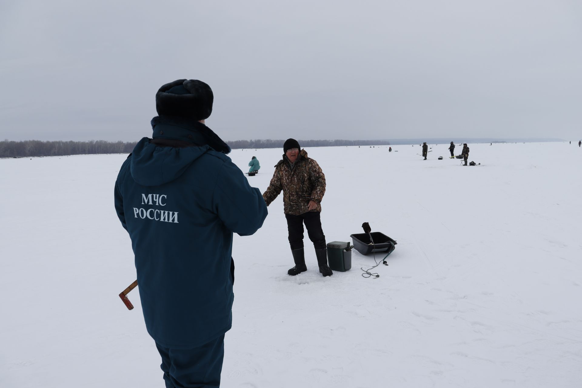 С чистопольскими рыбаками беседовали о правилах безопасности на льду