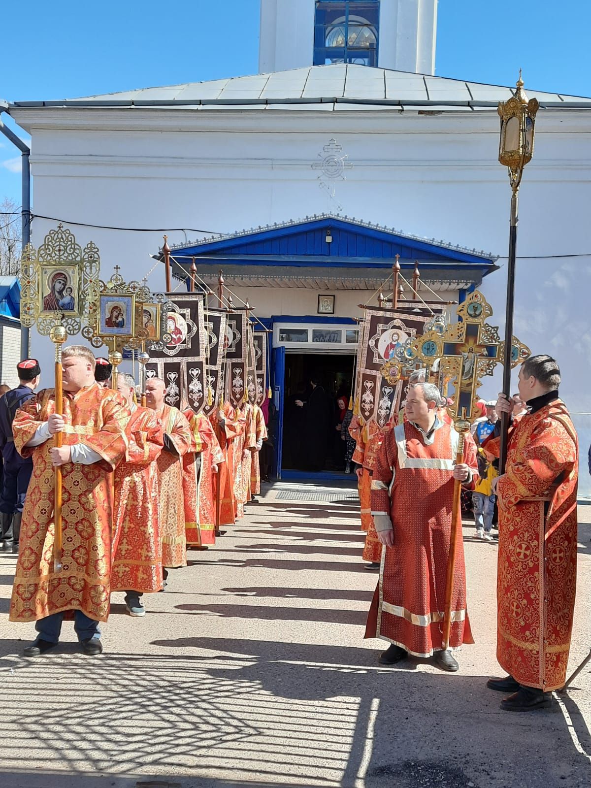 Сотни чистопольцев прошли по улицам города пасхальным крестным ходом