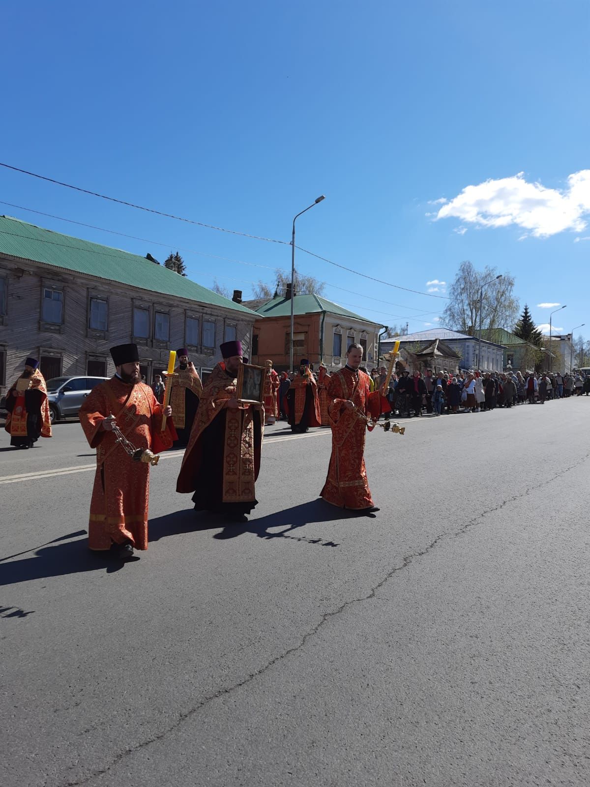 Сотни чистопольцев прошли по улицам города пасхальным крестным ходом