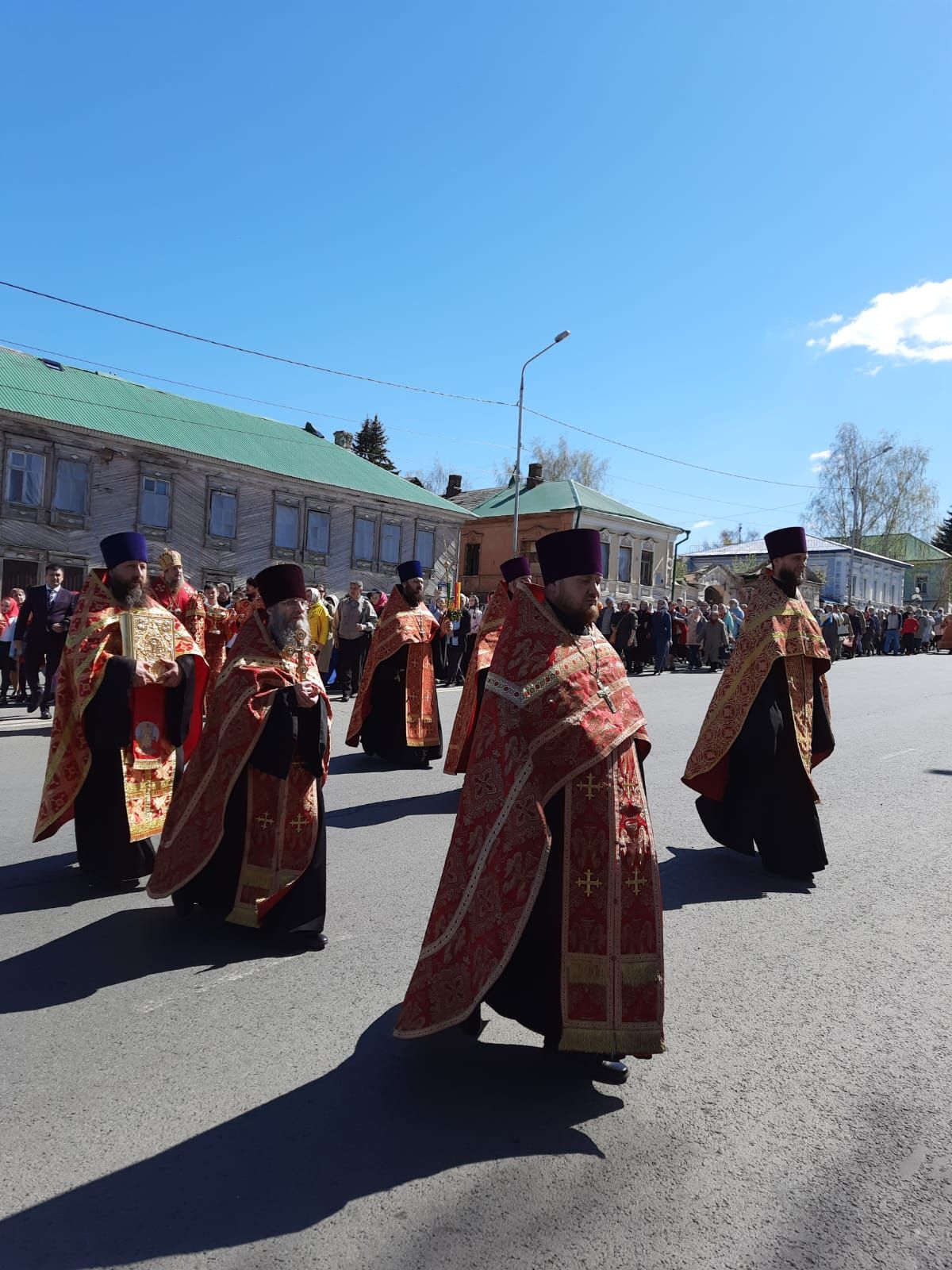 Сотни чистопольцев прошли по улицам города пасхальным крестным ходом