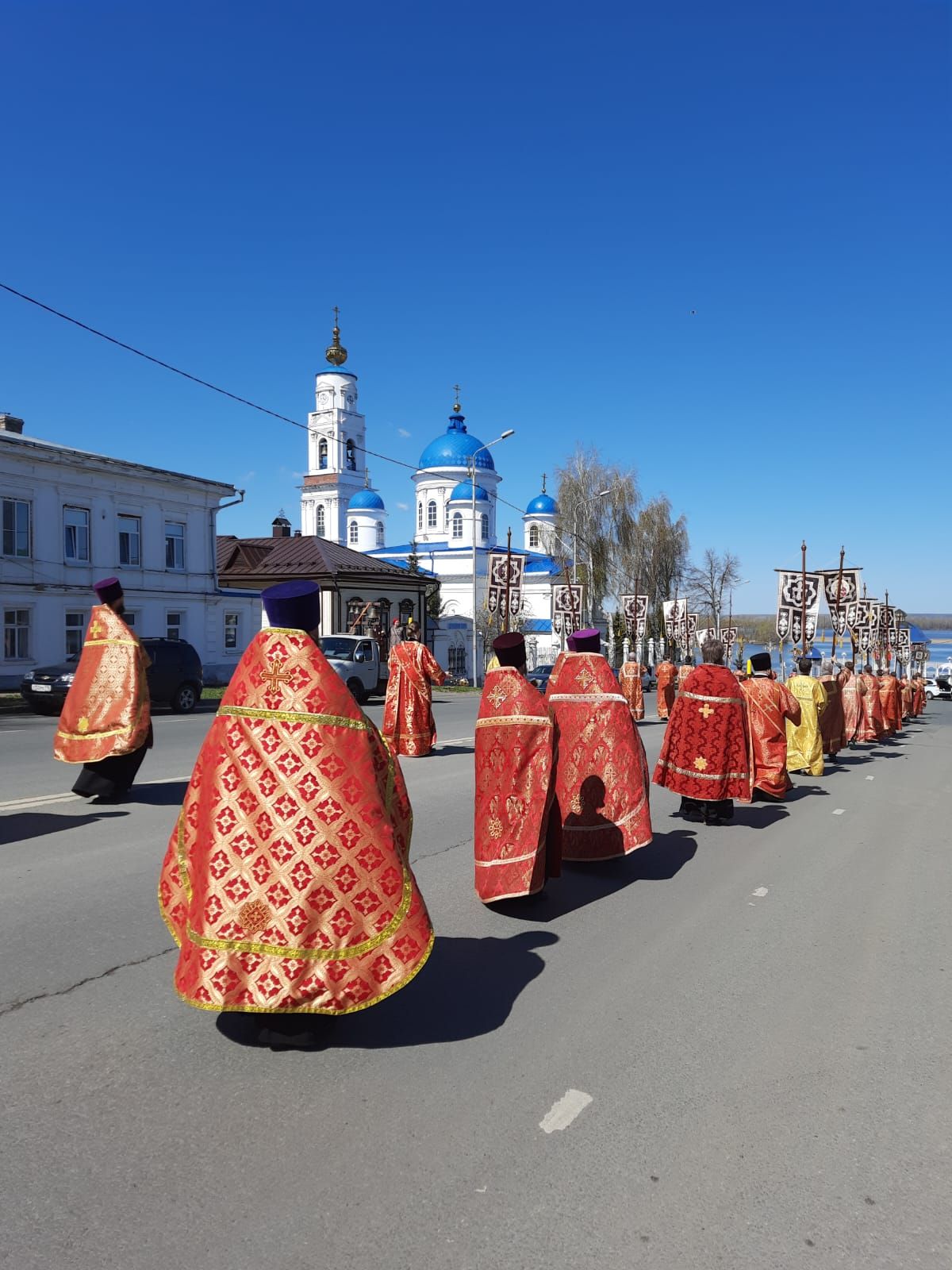 Сотни чистопольцев прошли по улицам города пасхальным крестным ходом