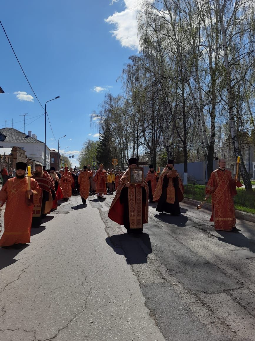 Сотни чистопольцев прошли по улицам города пасхальным крестным ходом