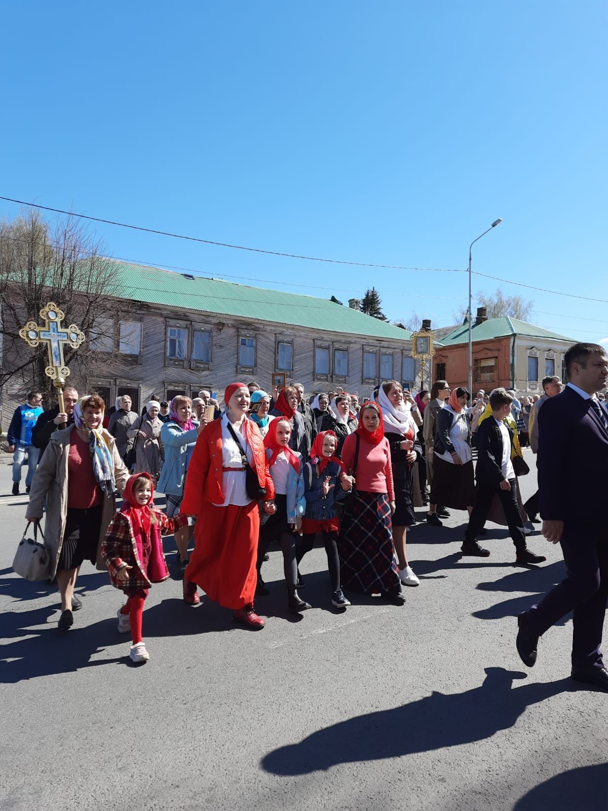 Сотни чистопольцев прошли по улицам города пасхальным крестным ходом