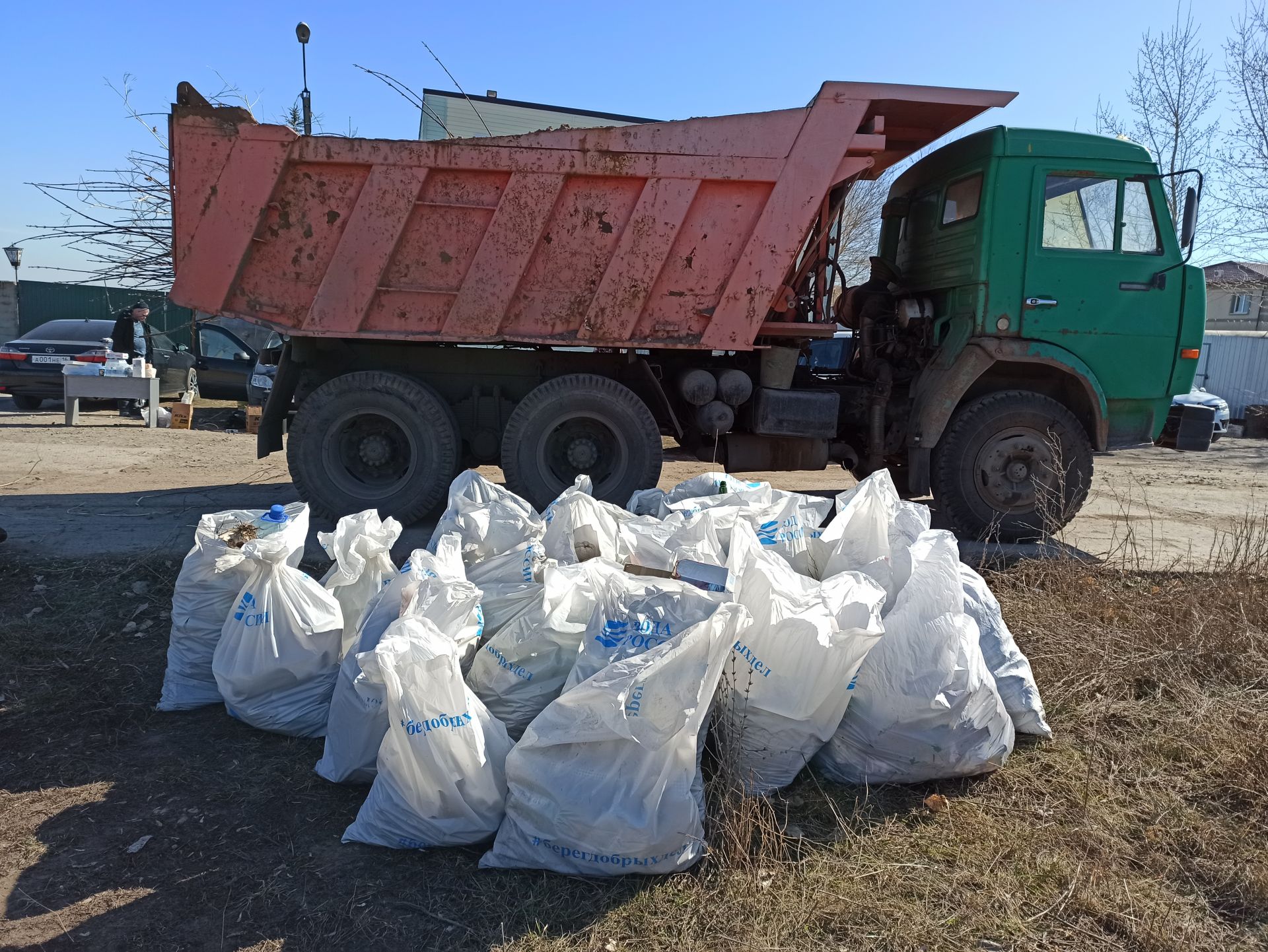 Несколько десятков мешков мусора собрали чистопольцы с берега Камы