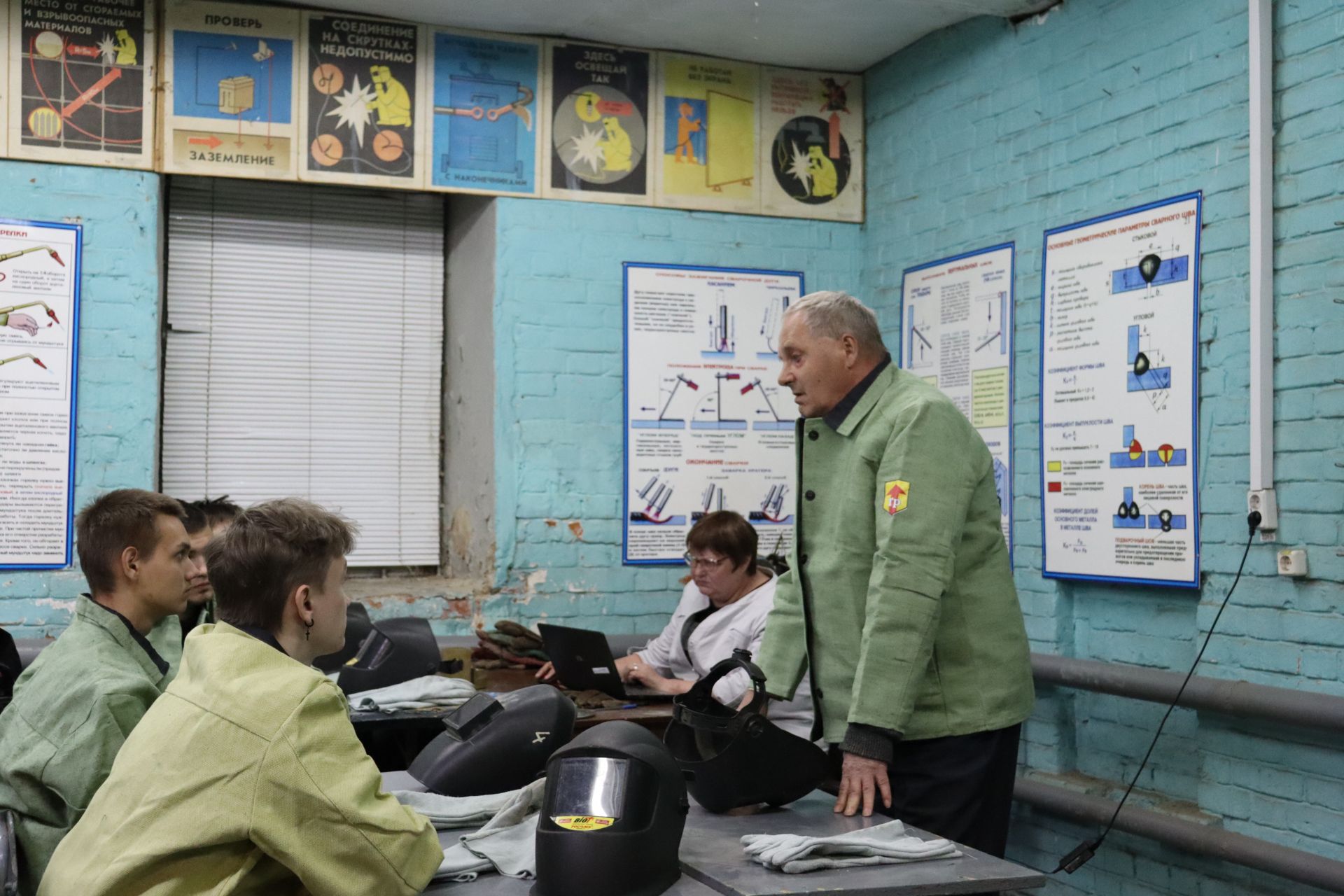 В рамках профессионального обучения в Чистопольском сельскохозяйственном техникуме проходят занятия по сварочному делу (Фоторепортаж)