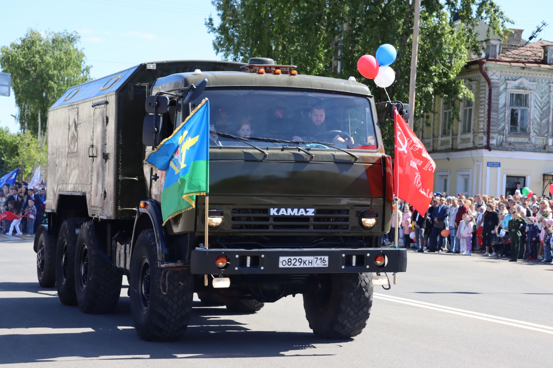 В Чистополе на центральной площади прошел парад Победы