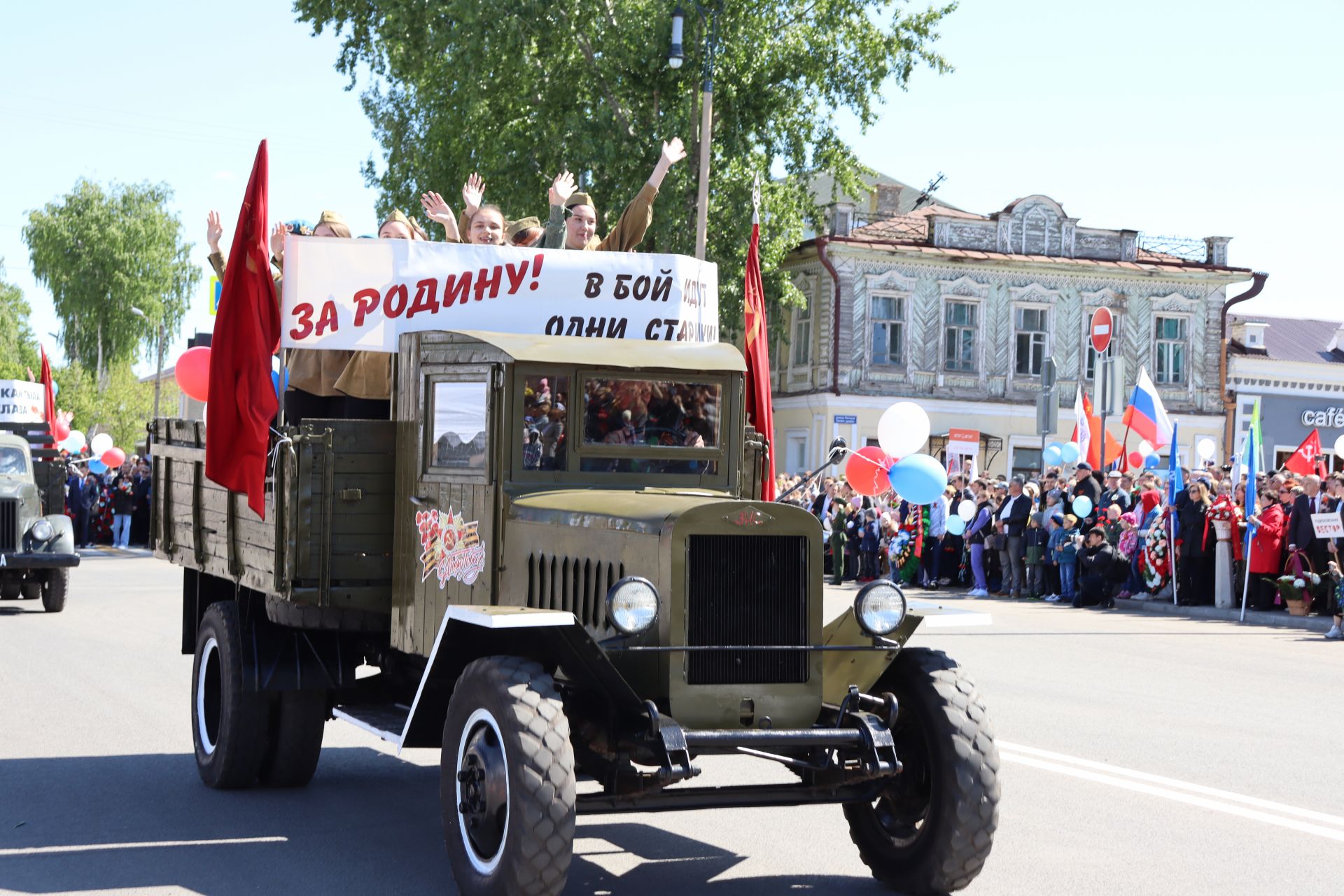 В Чистополе на центральной площади прошел парад Победы