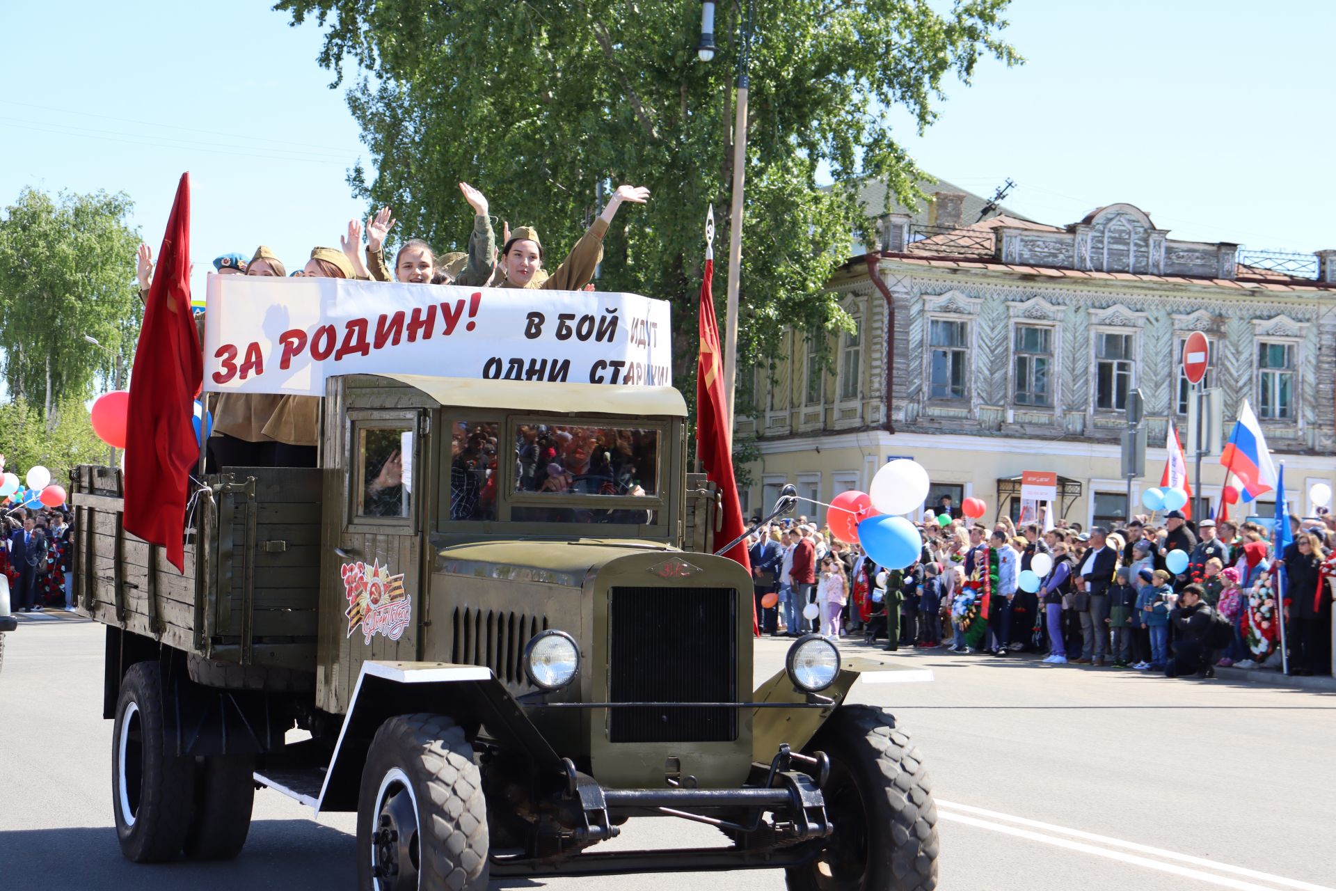 В Чистополе на центральной площади прошел парад Победы