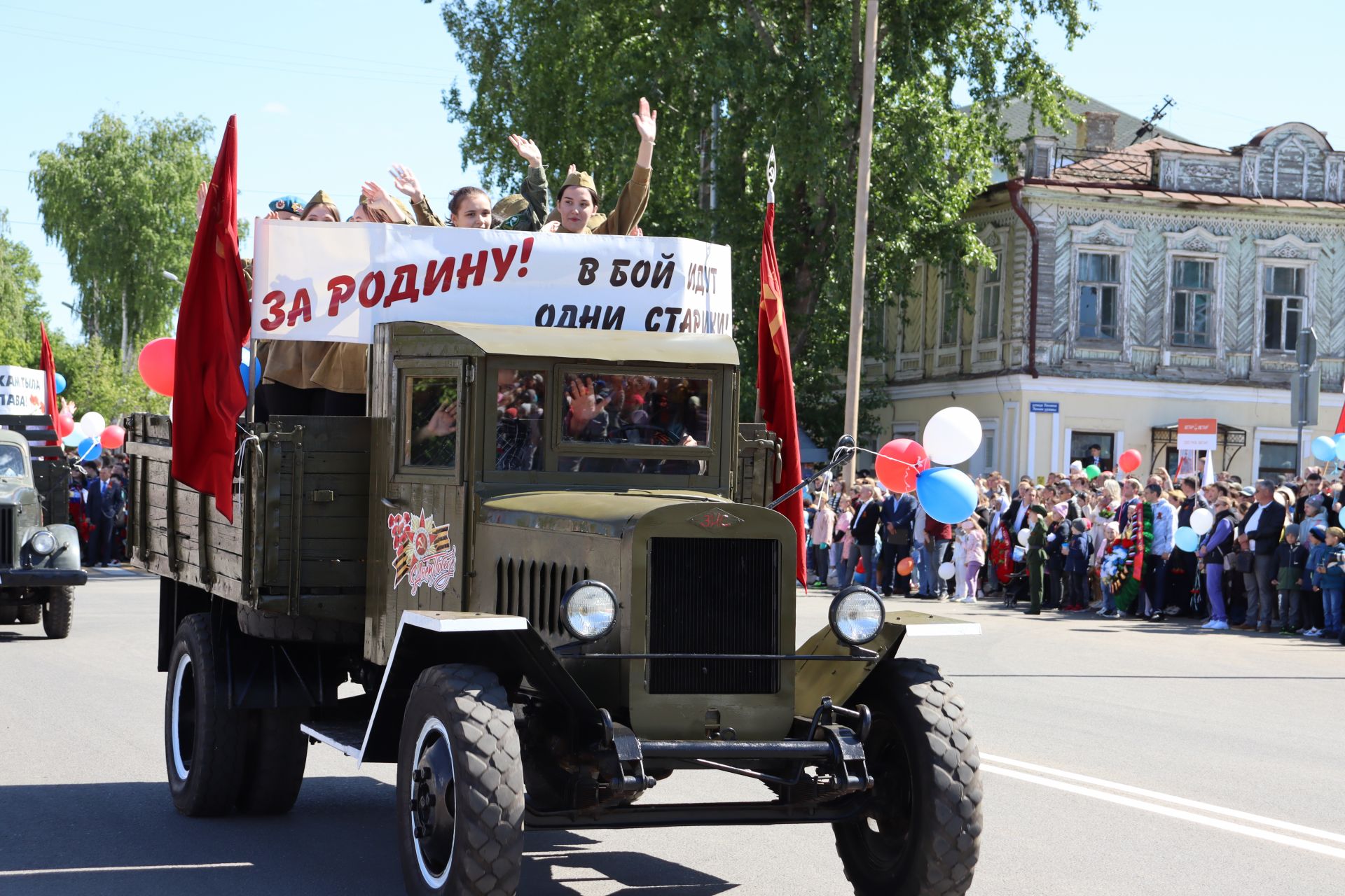 В Чистополе на центральной площади прошел парад Победы