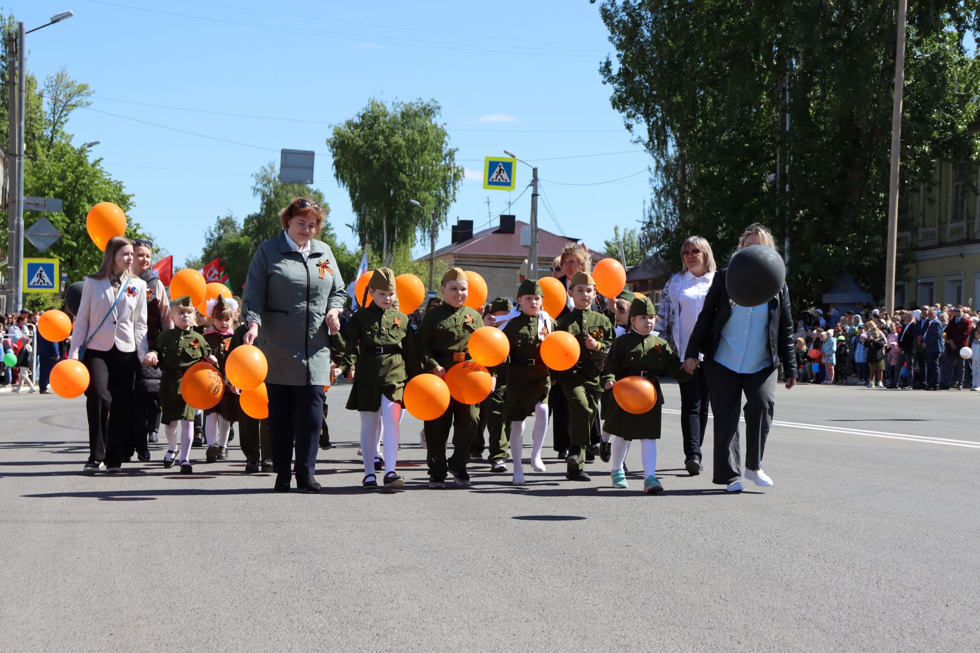 В Чистополе на центральной площади прошел парад Победы