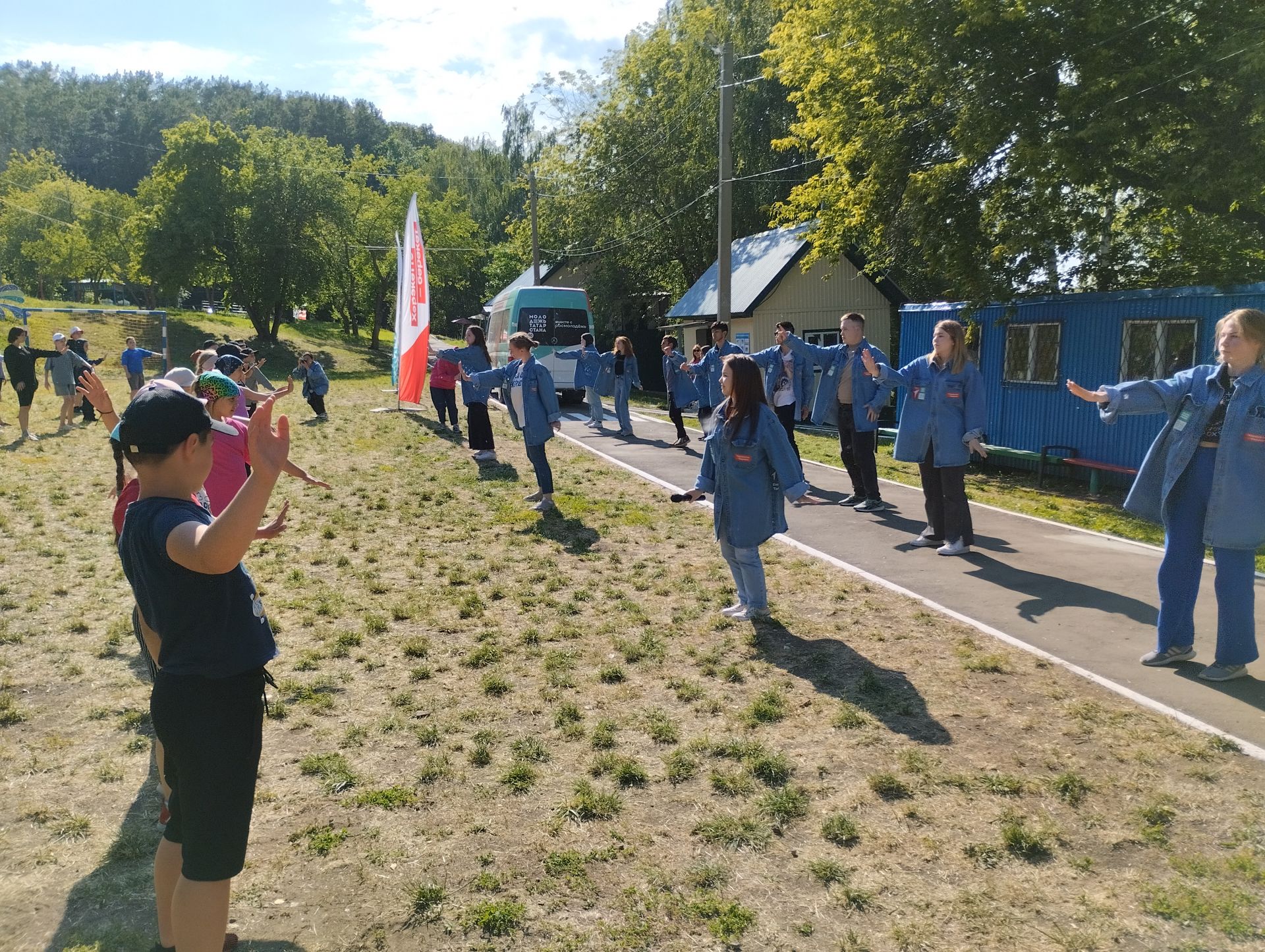 В детский оздоровительный лагерь «Солнышко» приехал автобус «Движение первых»