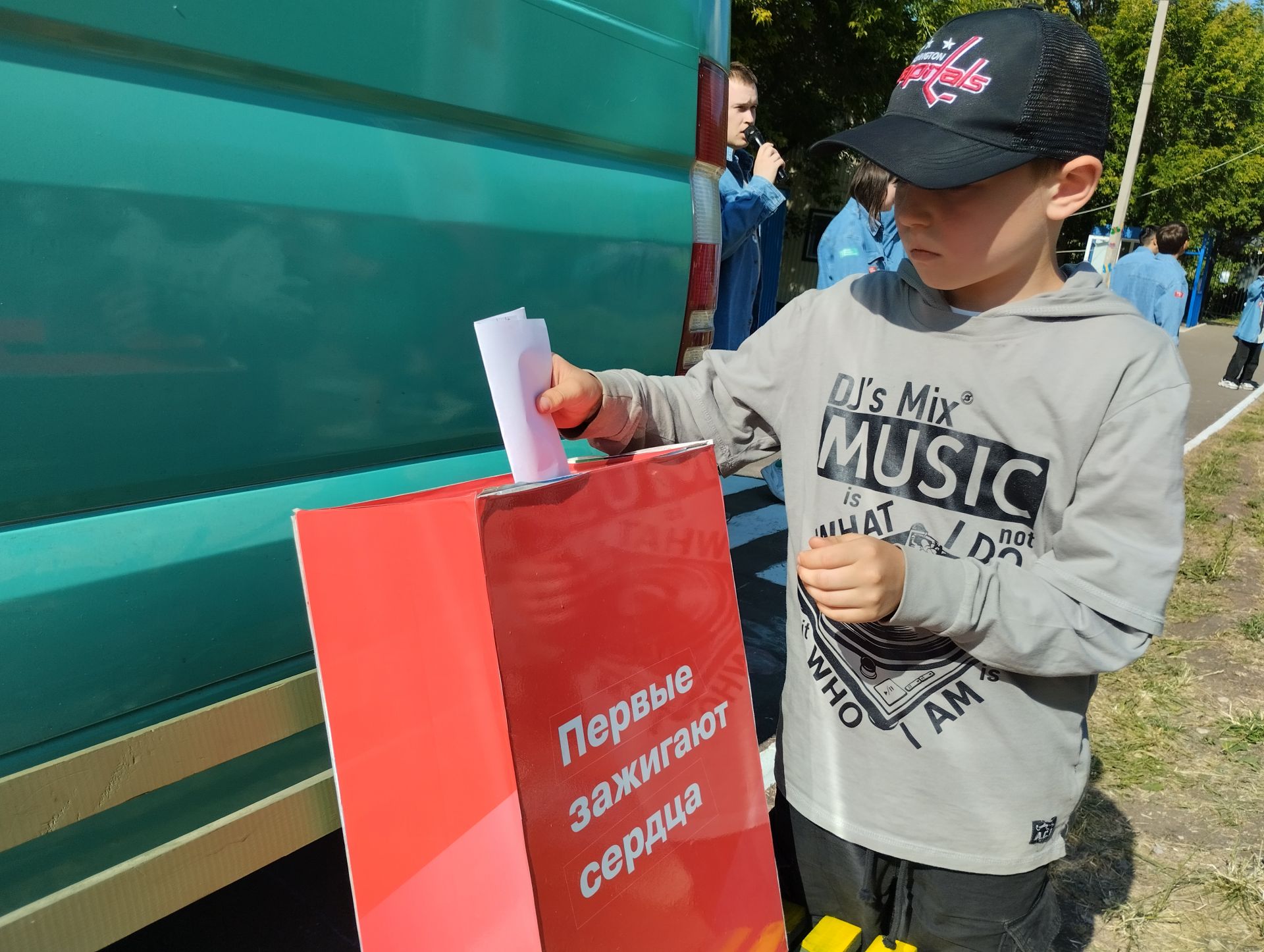 В детский оздоровительный лагерь «Солнышко» приехал автобус «Движение первых»