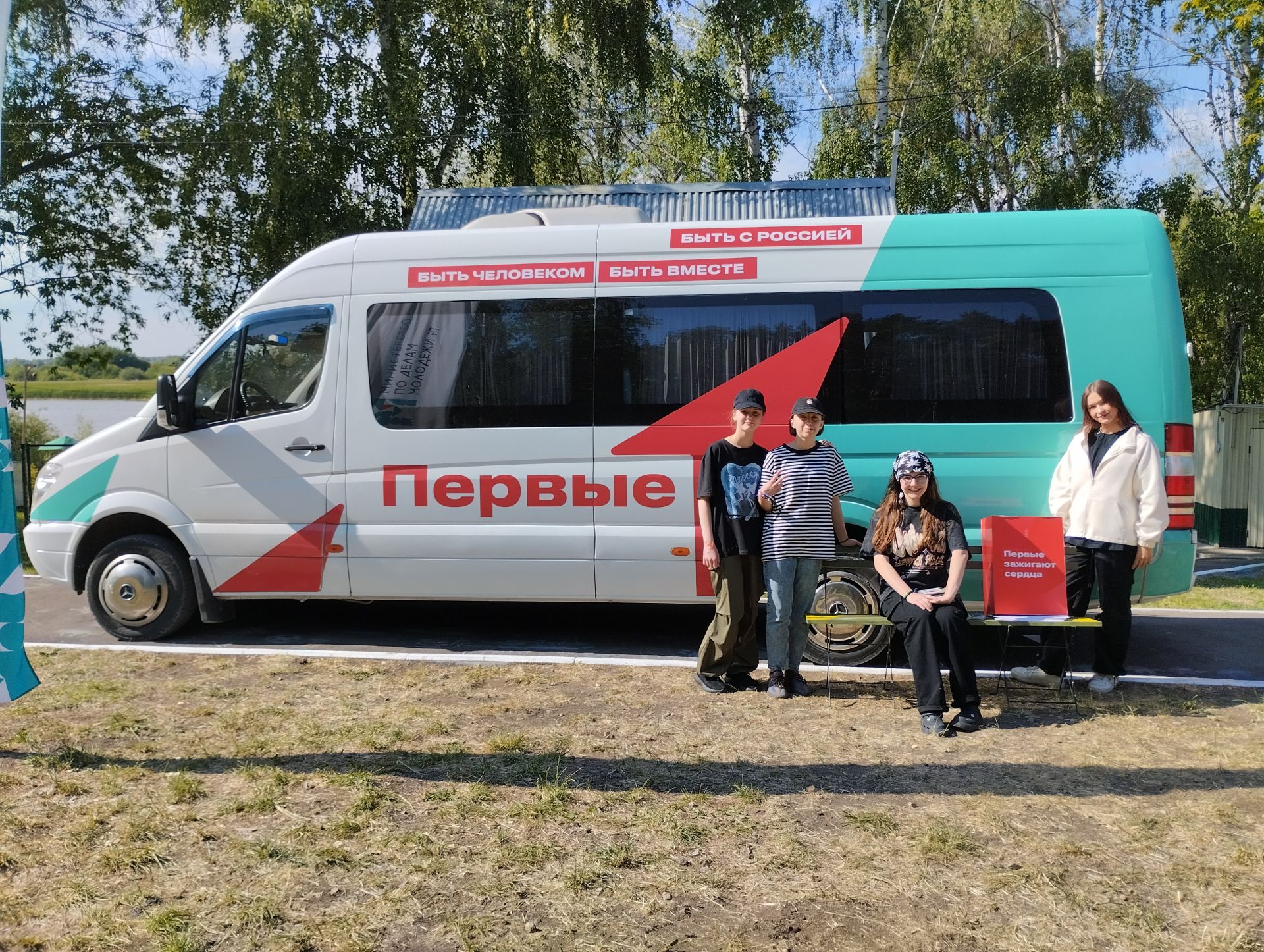 В детский оздоровительный лагерь «Солнышко» приехал автобус «Движение первых»