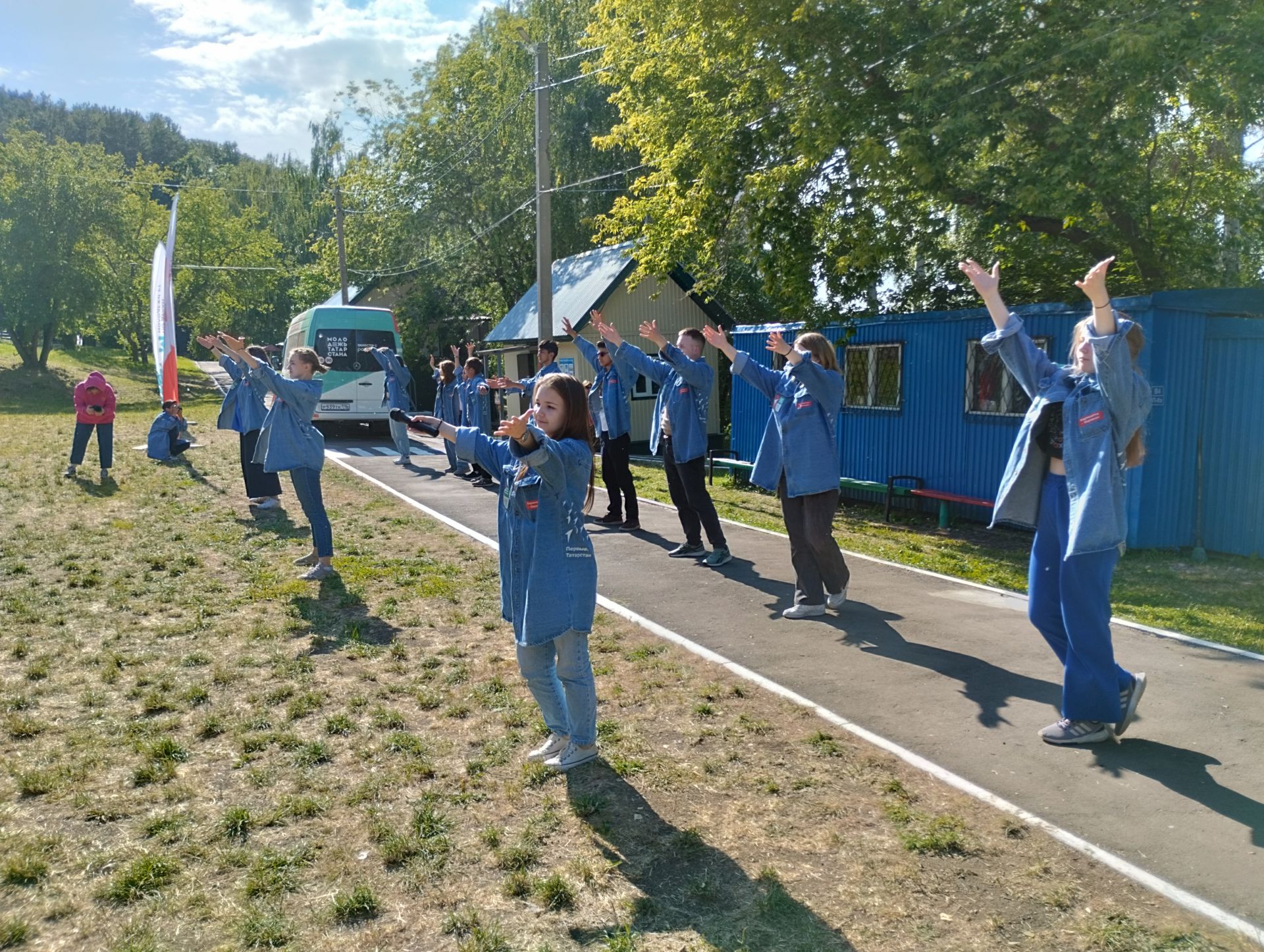 В детский оздоровительный лагерь «Солнышко» приехал автобус «Движение первых»