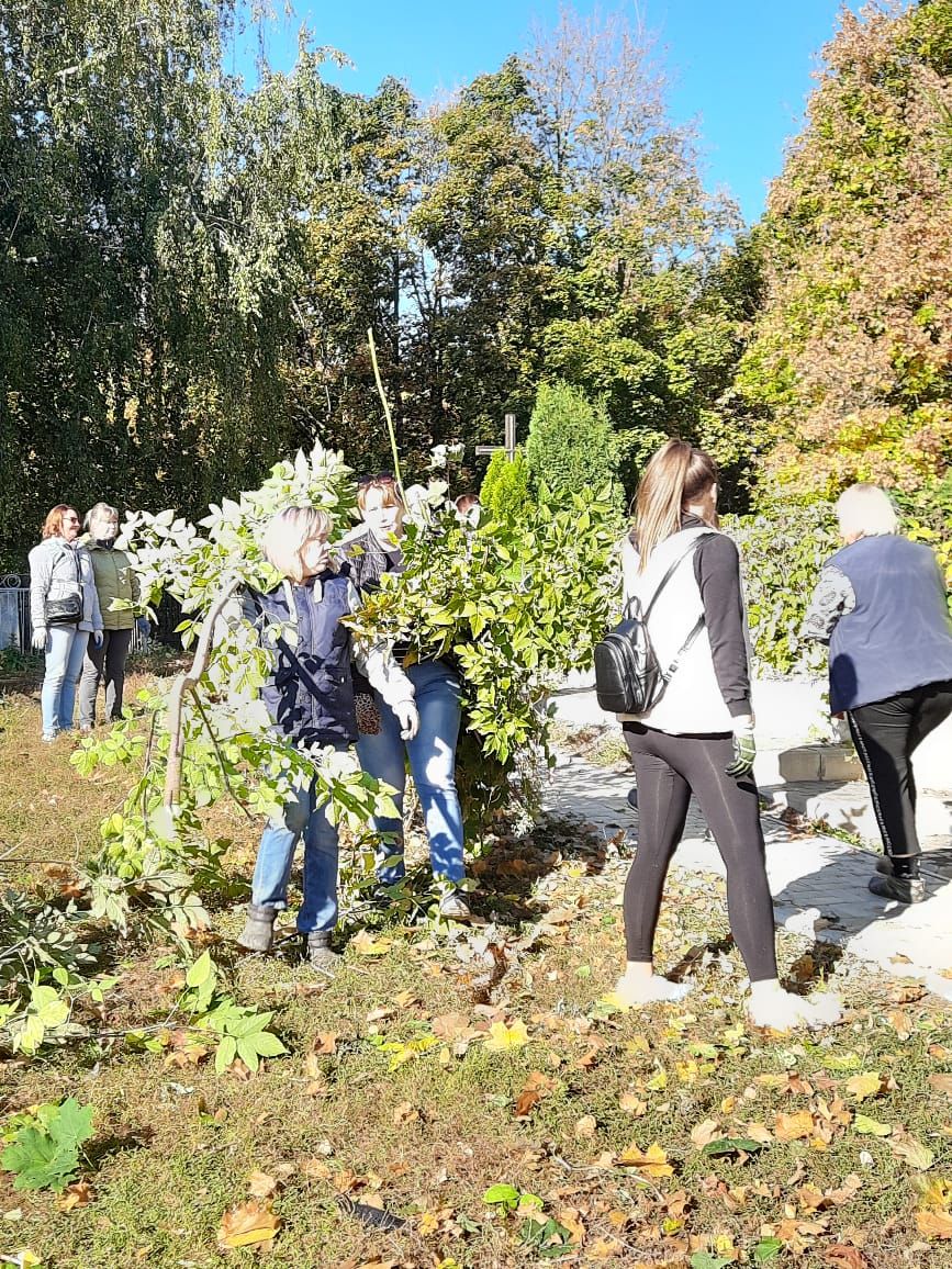 На Авдеевском кладбище Чистополя прошел субботник (фоторепортаж)