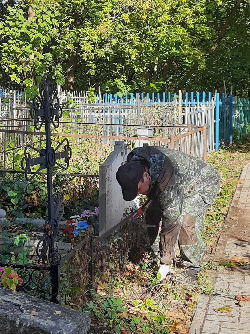 На Авдеевском кладбище Чистополя прошел субботник (фоторепортаж)