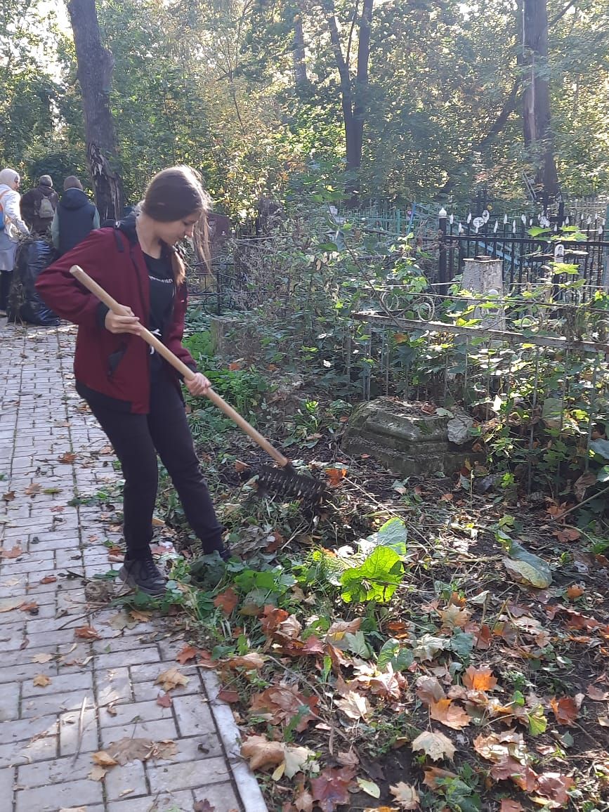 На Авдеевском кладбище Чистополя прошел субботник (фоторепортаж)