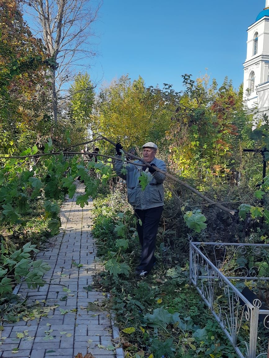 На Авдеевском кладбище Чистополя прошел субботник (фоторепортаж)