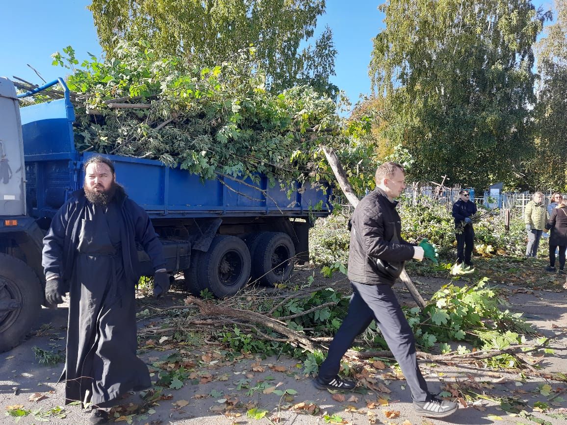 На Авдеевском кладбище Чистополя прошел субботник (фоторепортаж)