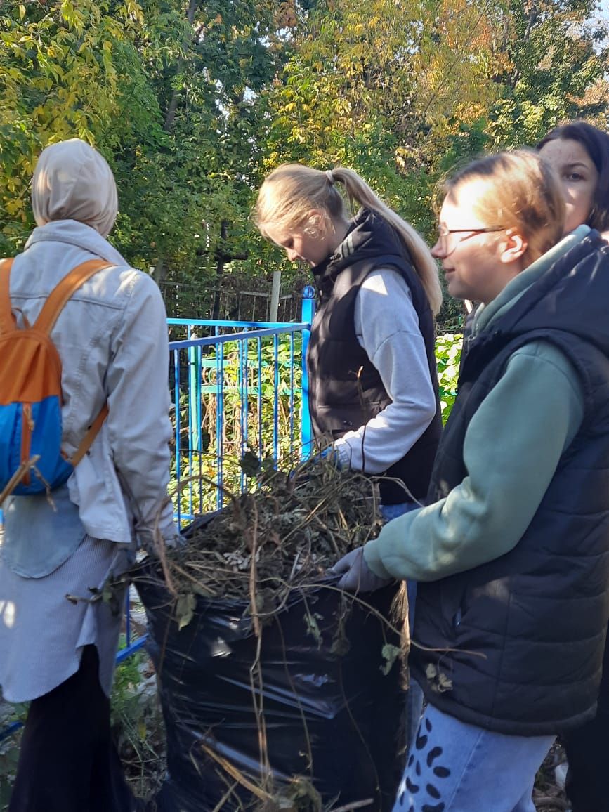 На Авдеевском кладбище Чистополя прошел субботник (фоторепортаж)