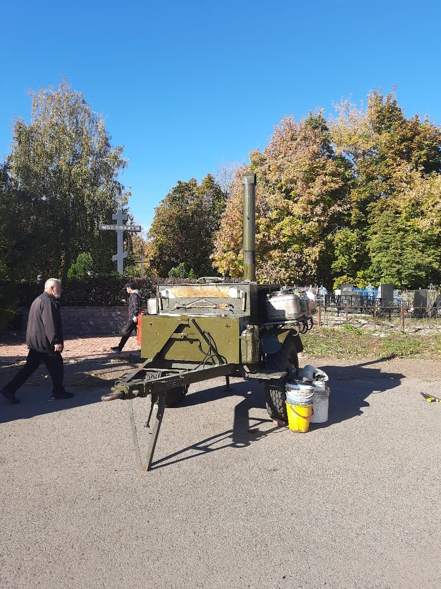 На Авдеевском кладбище Чистополя прошел субботник (фоторепортаж)